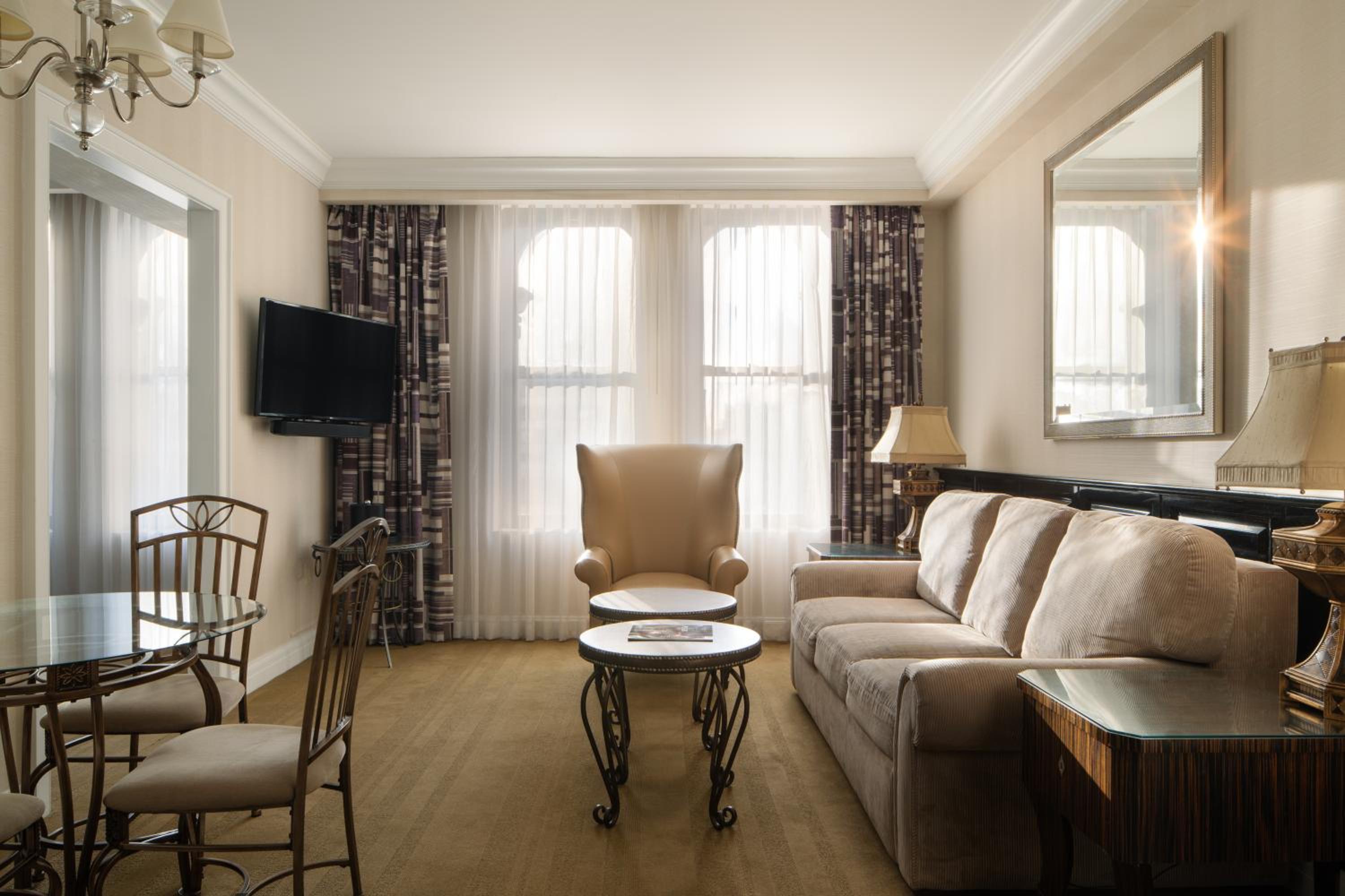Deluxe King Suite