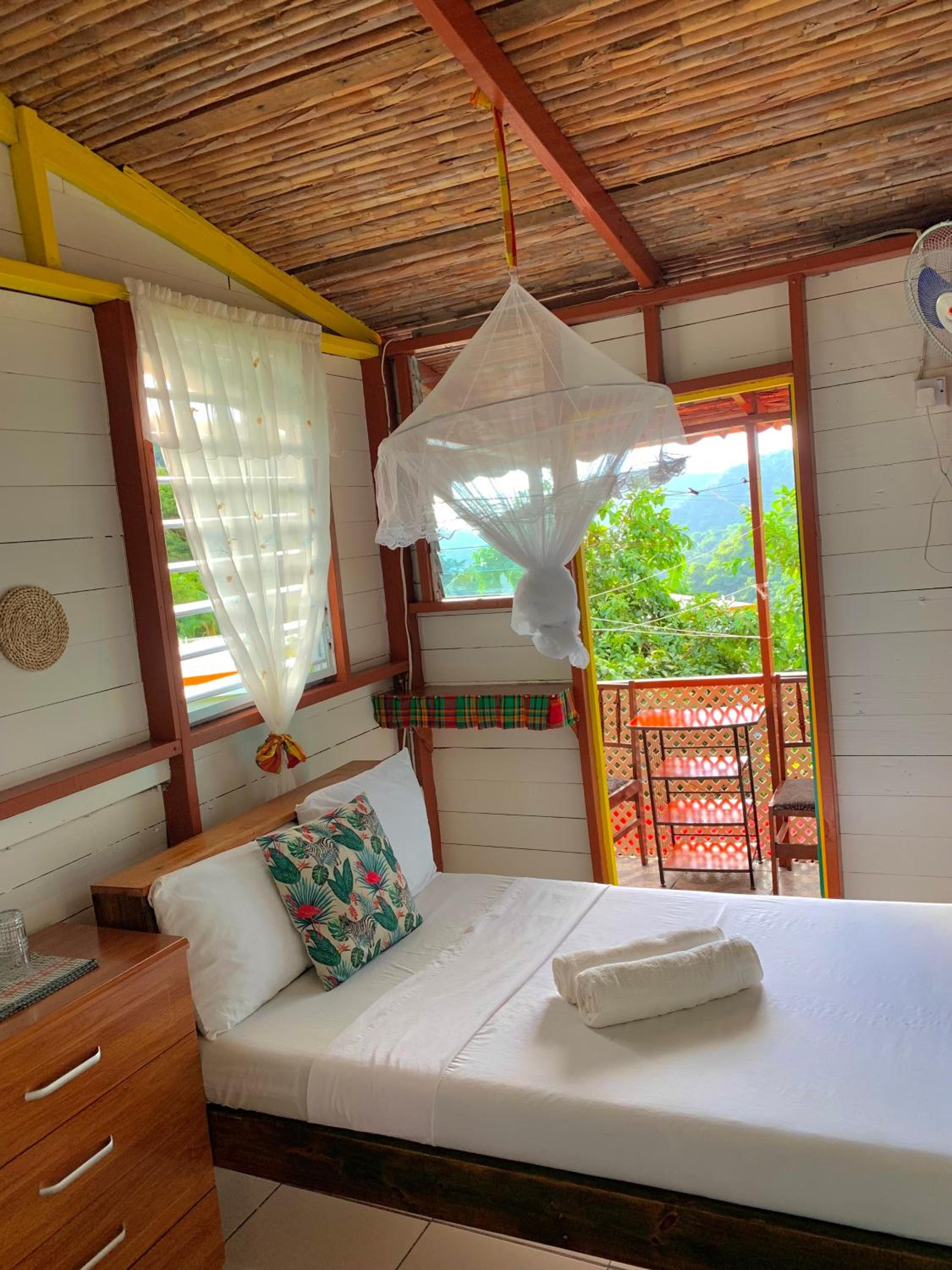 Standard Twin Room with Mountain View