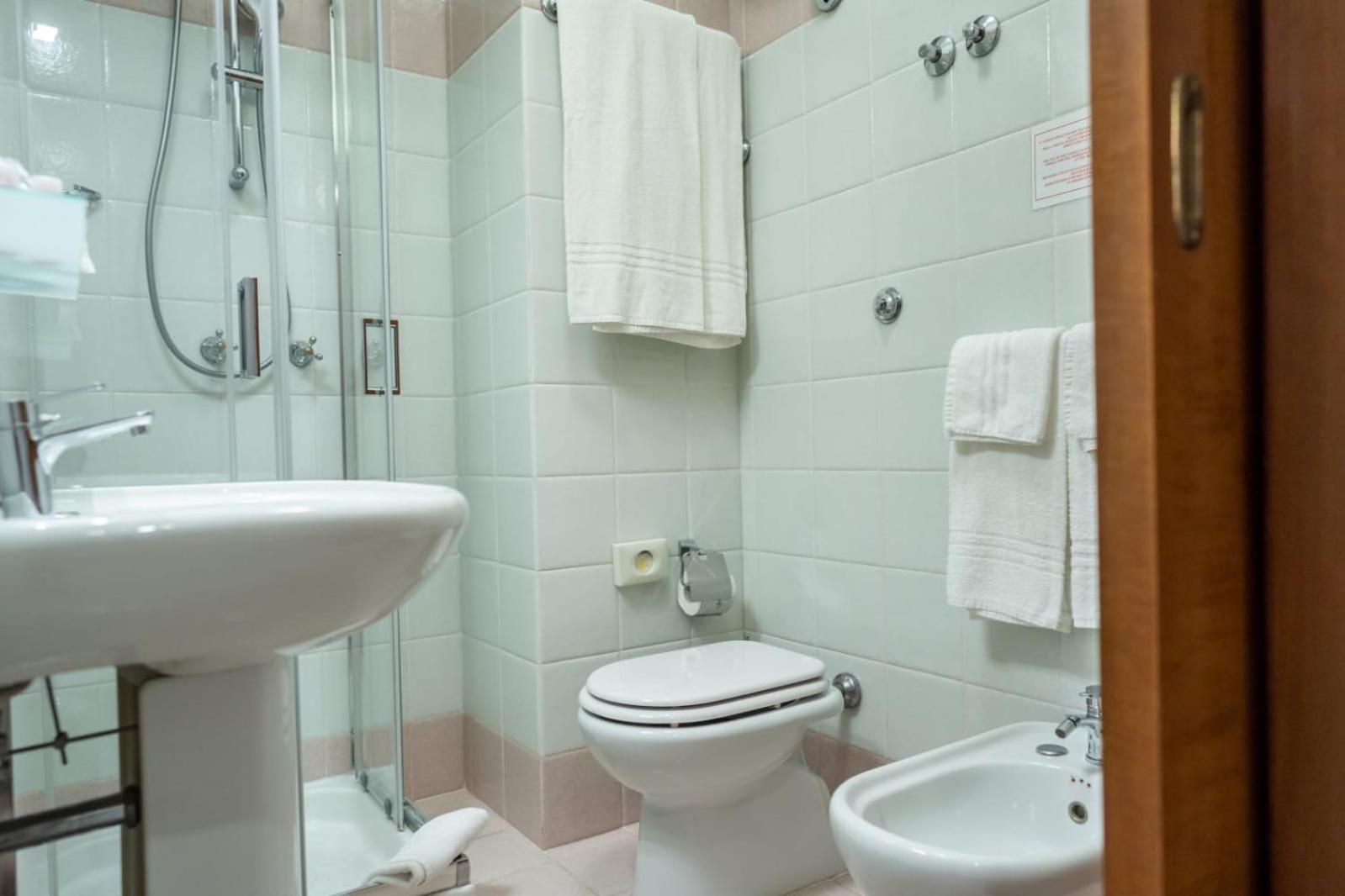 Standard Double Room - Photo 8