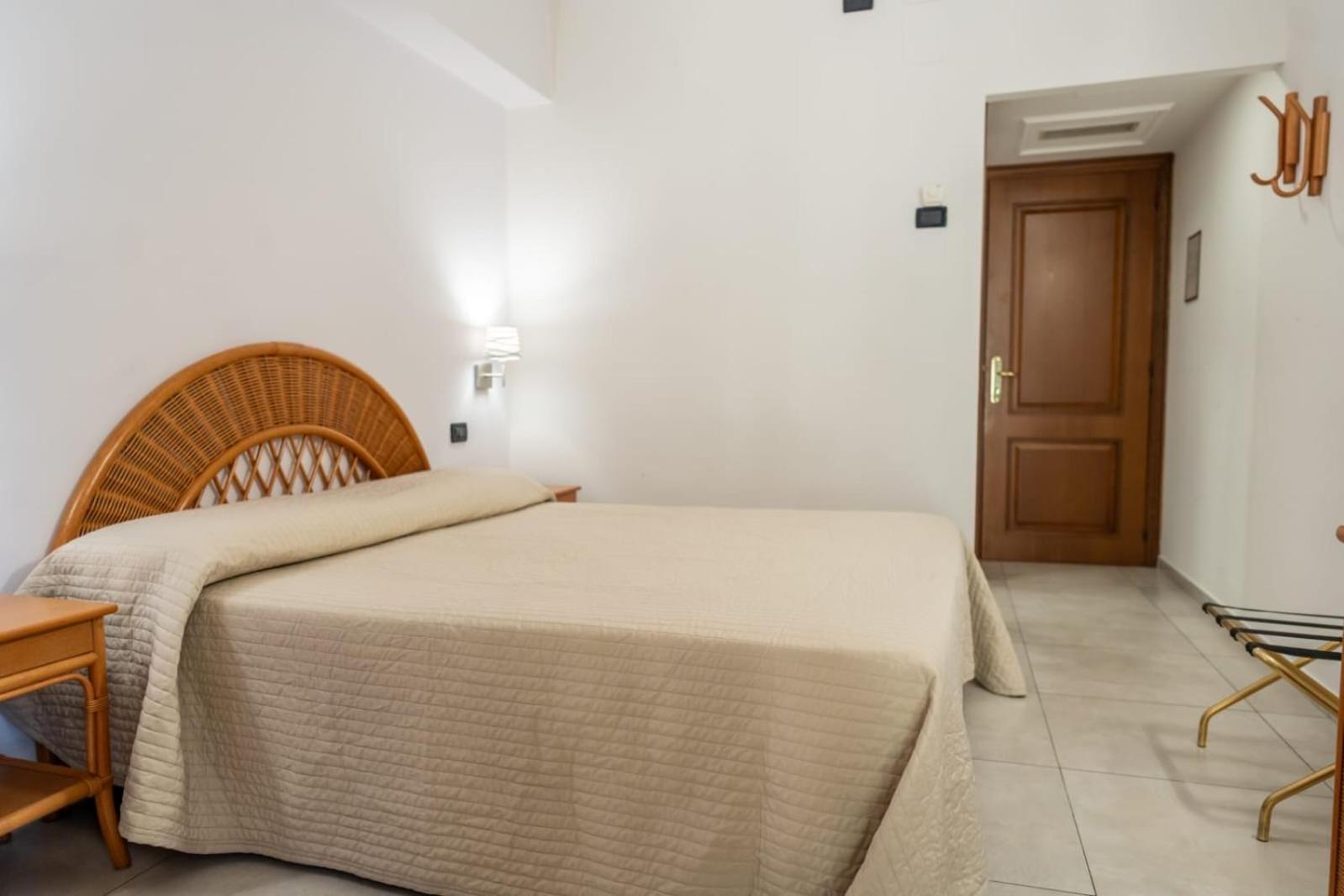 Standard Double Room - Photo 3