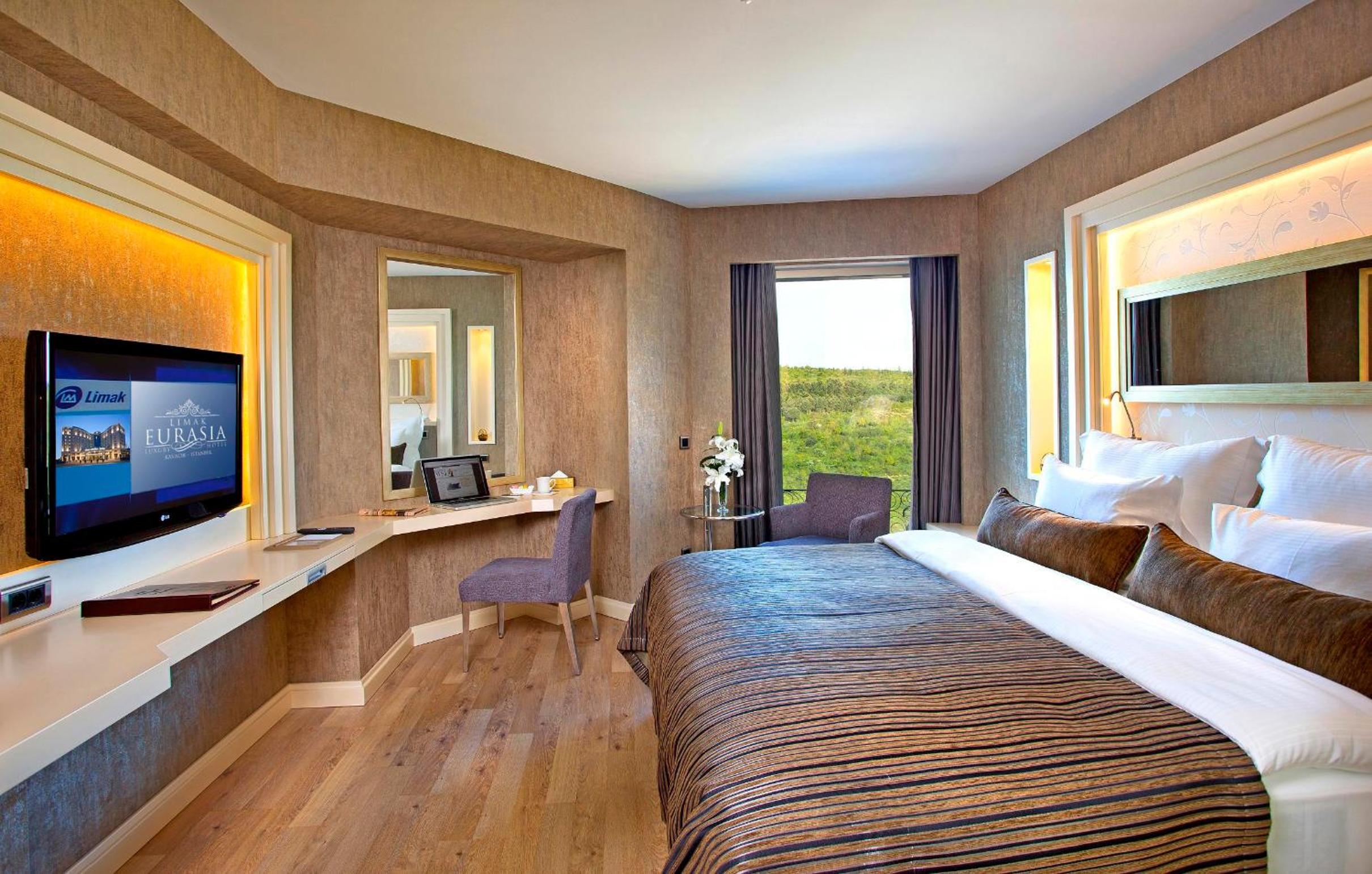 Deluxe King Room photo 2