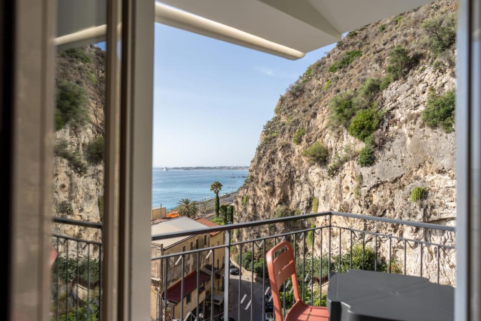Twin Room with Sea View - Photo 2
