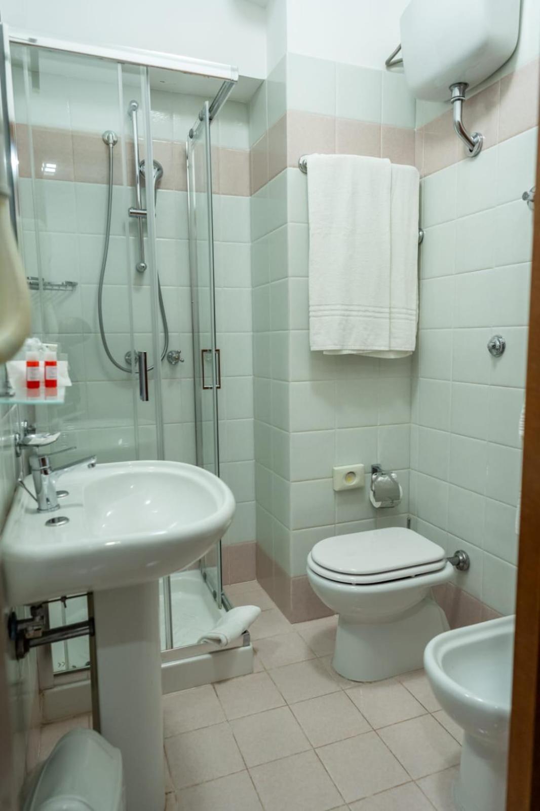 Twin Room with Sea View - Photo 4