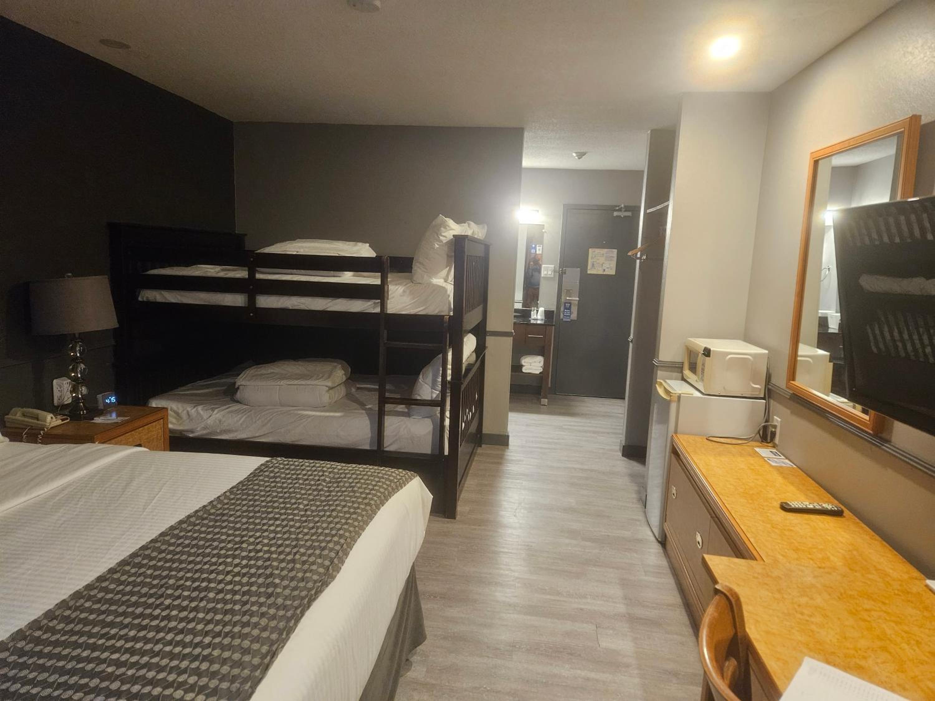 Exterior Entrance Family Room with One Queen Bed and Bunk Beds - Non-Smoking photo 3