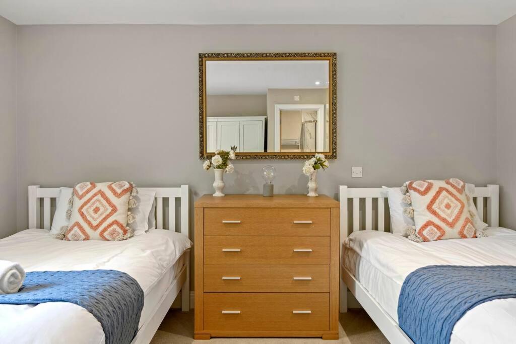Five-Bedroom House photo 1