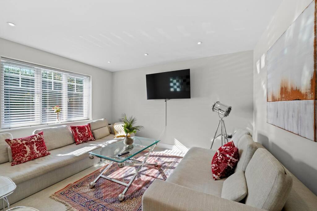 Five-Bedroom House photo 2