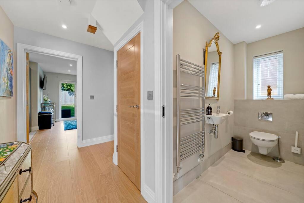 Five-Bedroom House photo 3