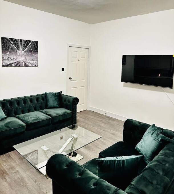 Five-Bedroom House photo 1