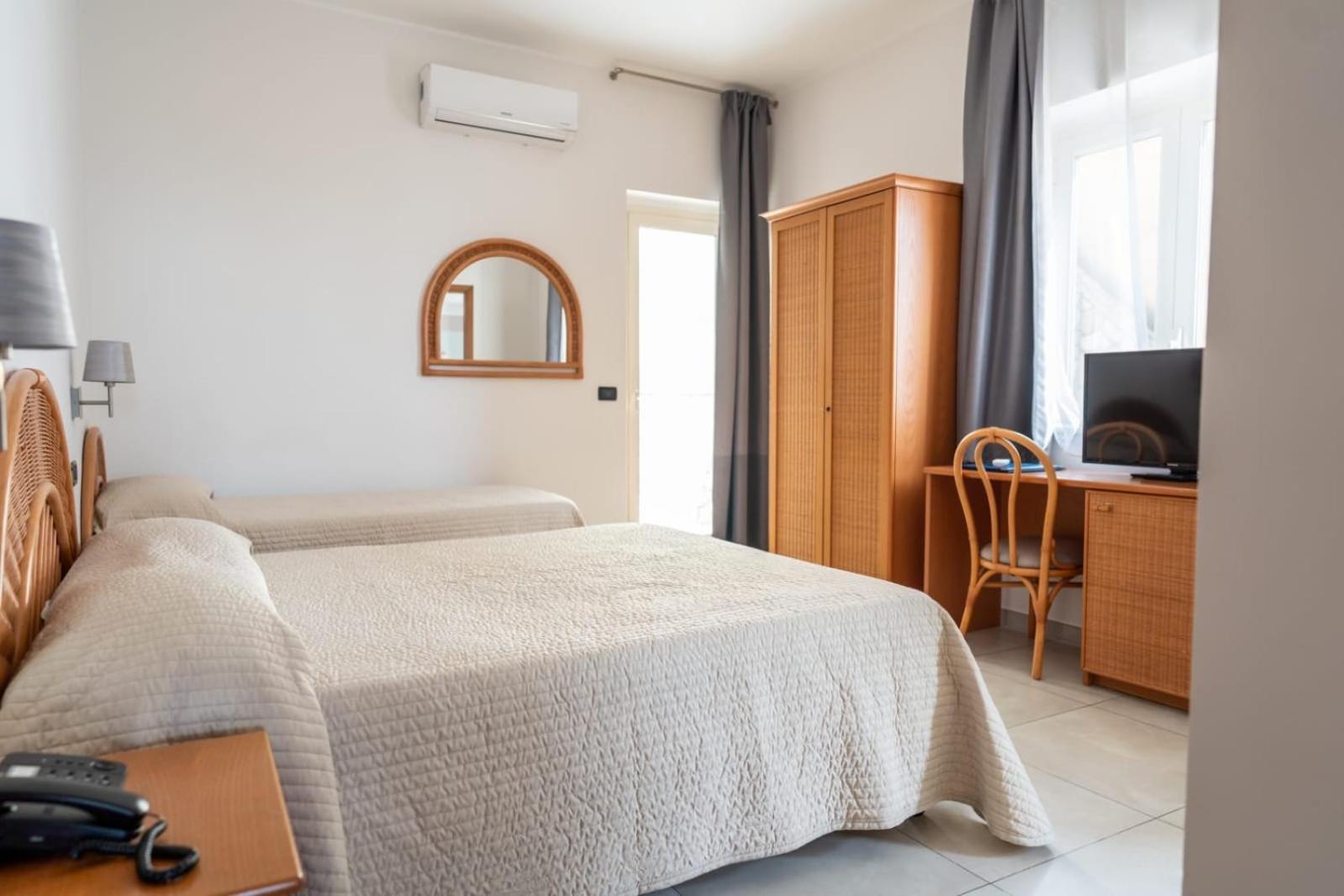 Standard Triple Room with Sea View - Photo 1
