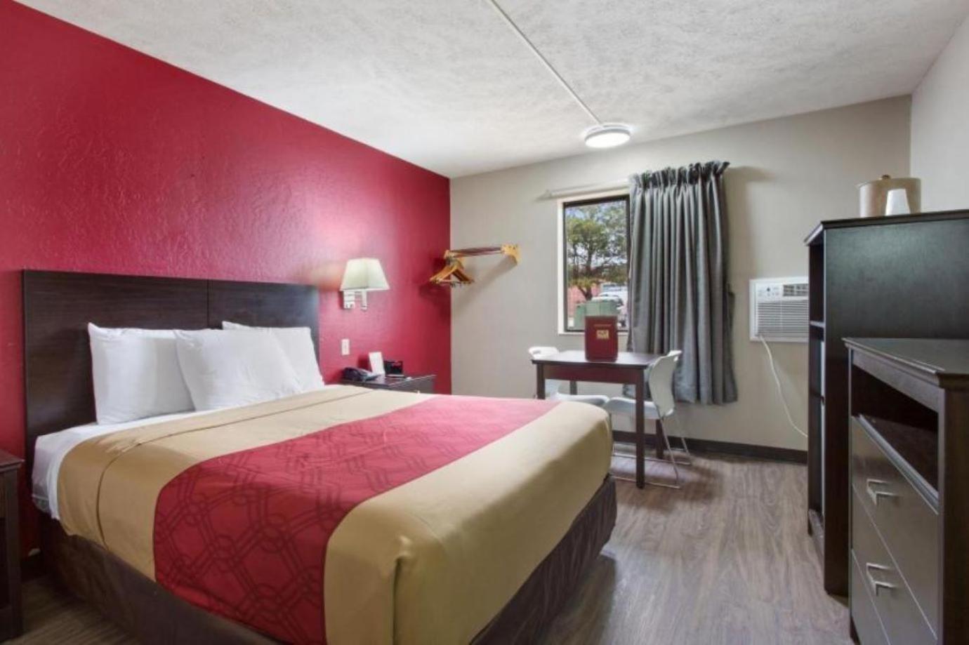 1 Queen Bed, Non-Smoking, Refrigerator & Microwave - Photo 2
