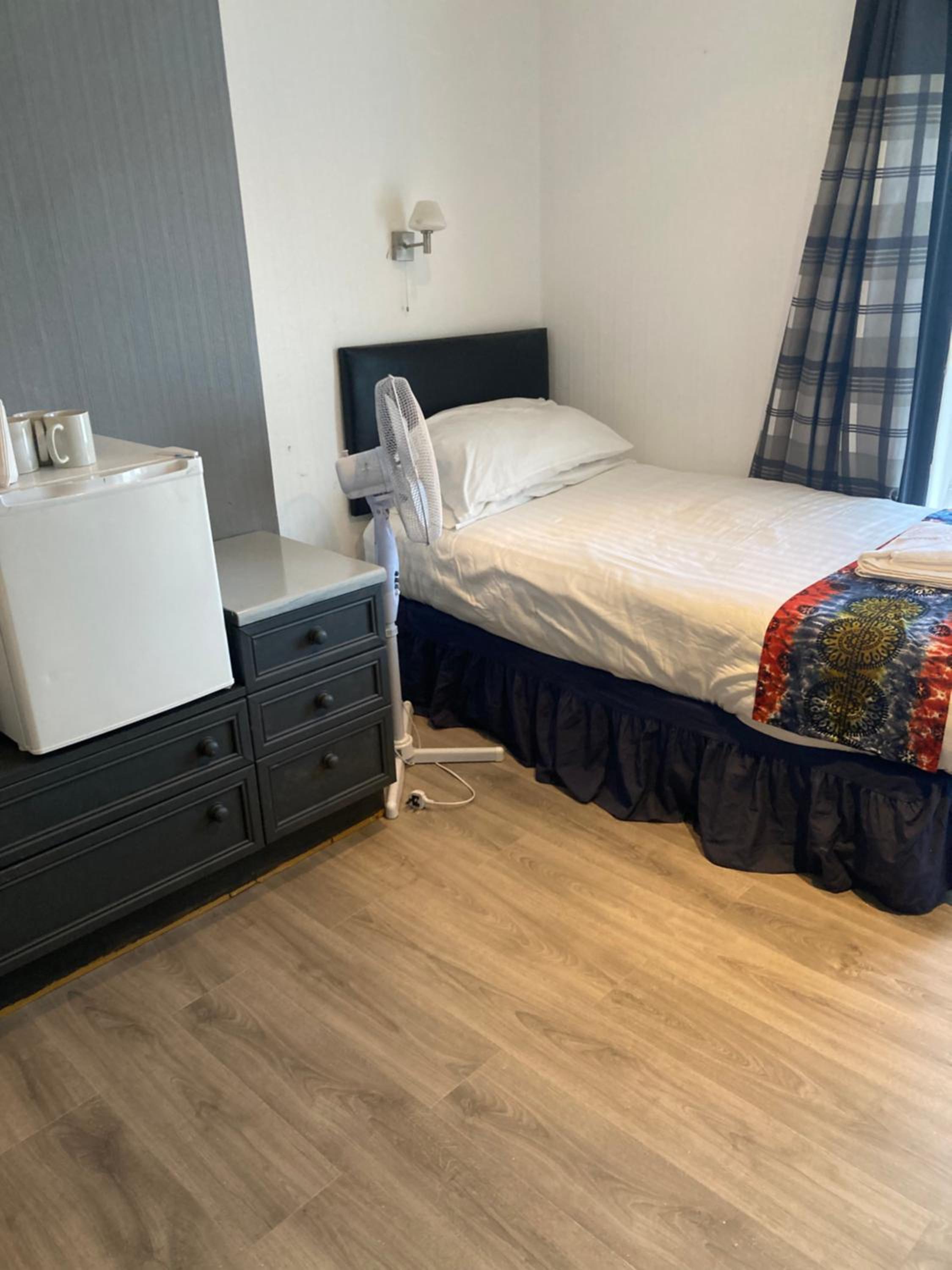 Large Twin Room - Photo 8