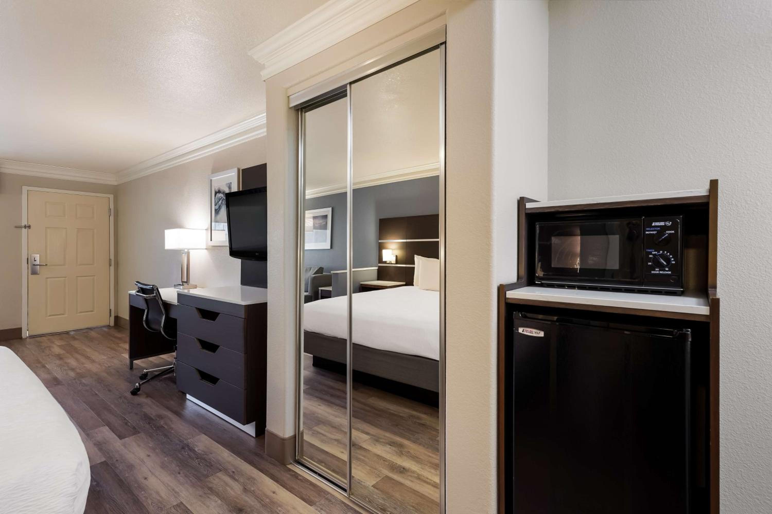 King Room - Non-Smoking photo 3