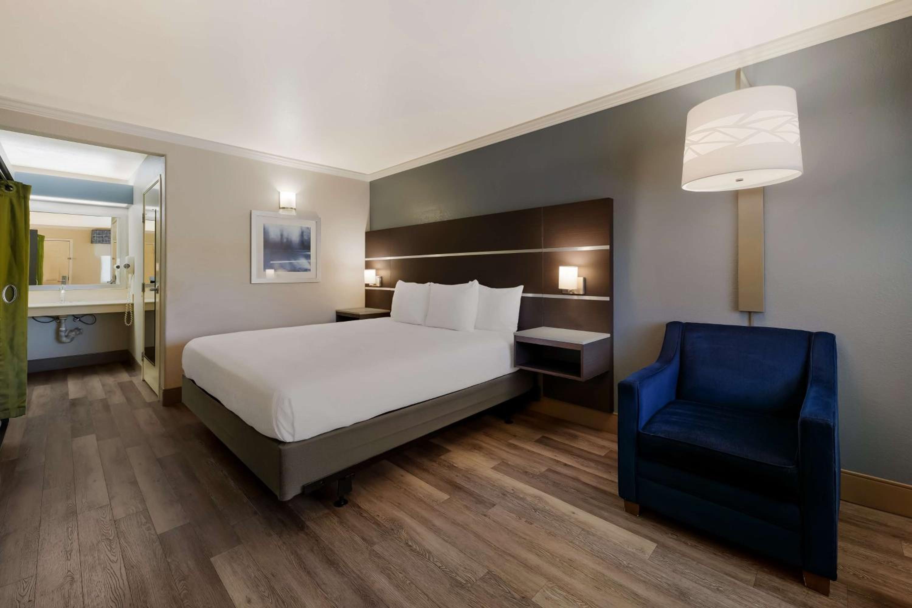 King Room with Roll-in Shower - Disability Access/Non-Smoking photo 1