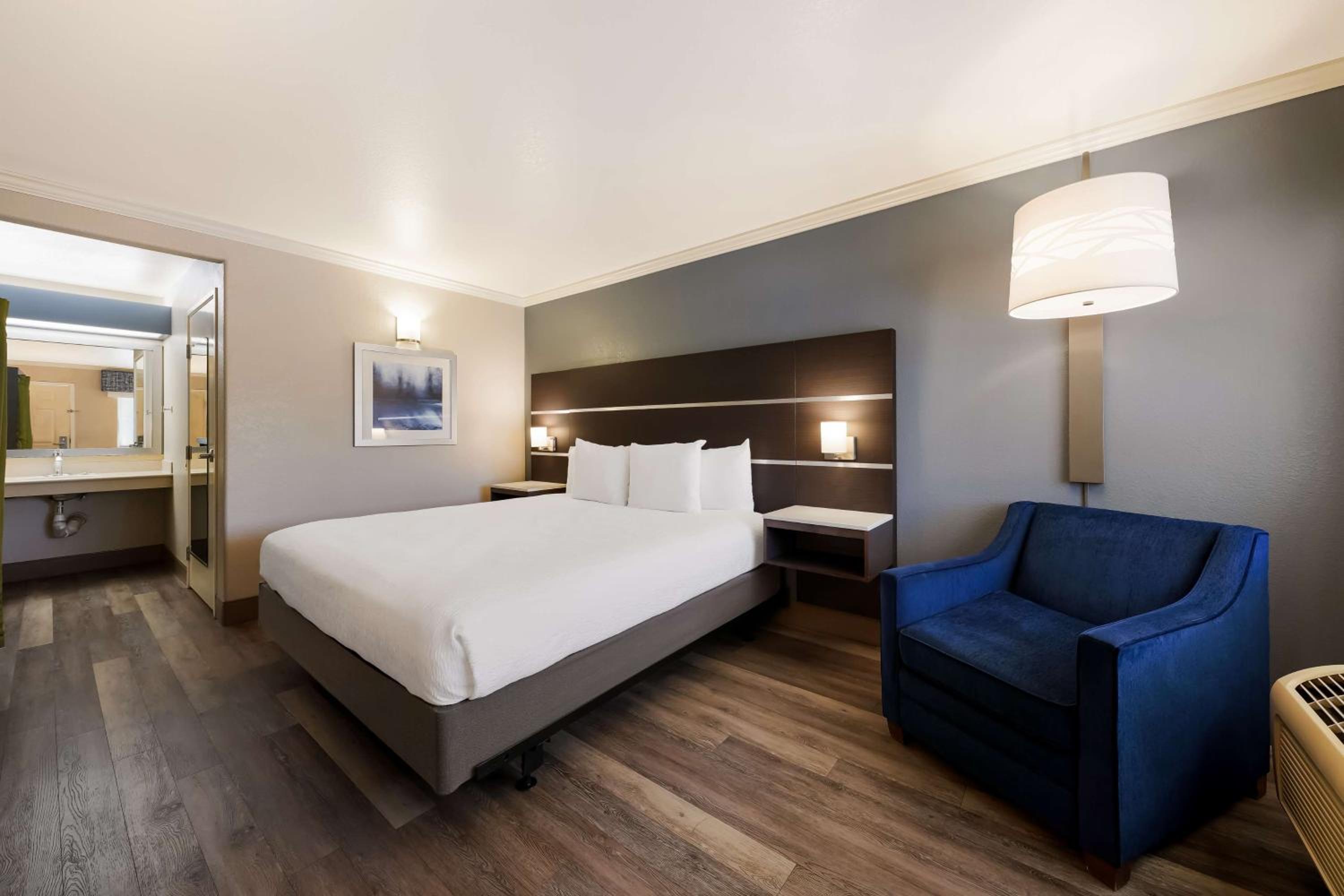 King Room with Roll-in Shower - Disability Access/Non-Smoking photo 2