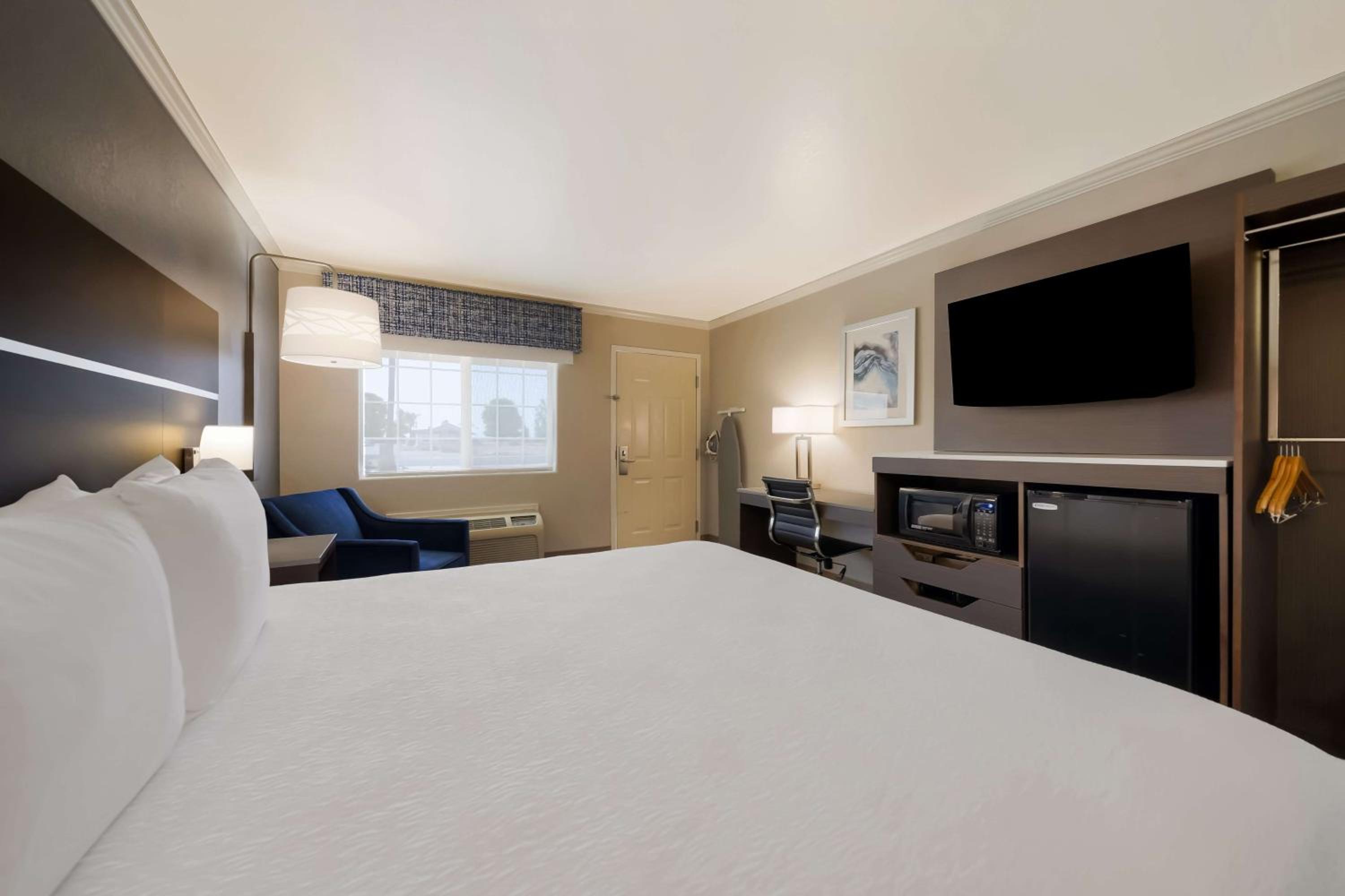 King Room with Bath Tub - Mobility Accessible/Non-Smoking photo 3