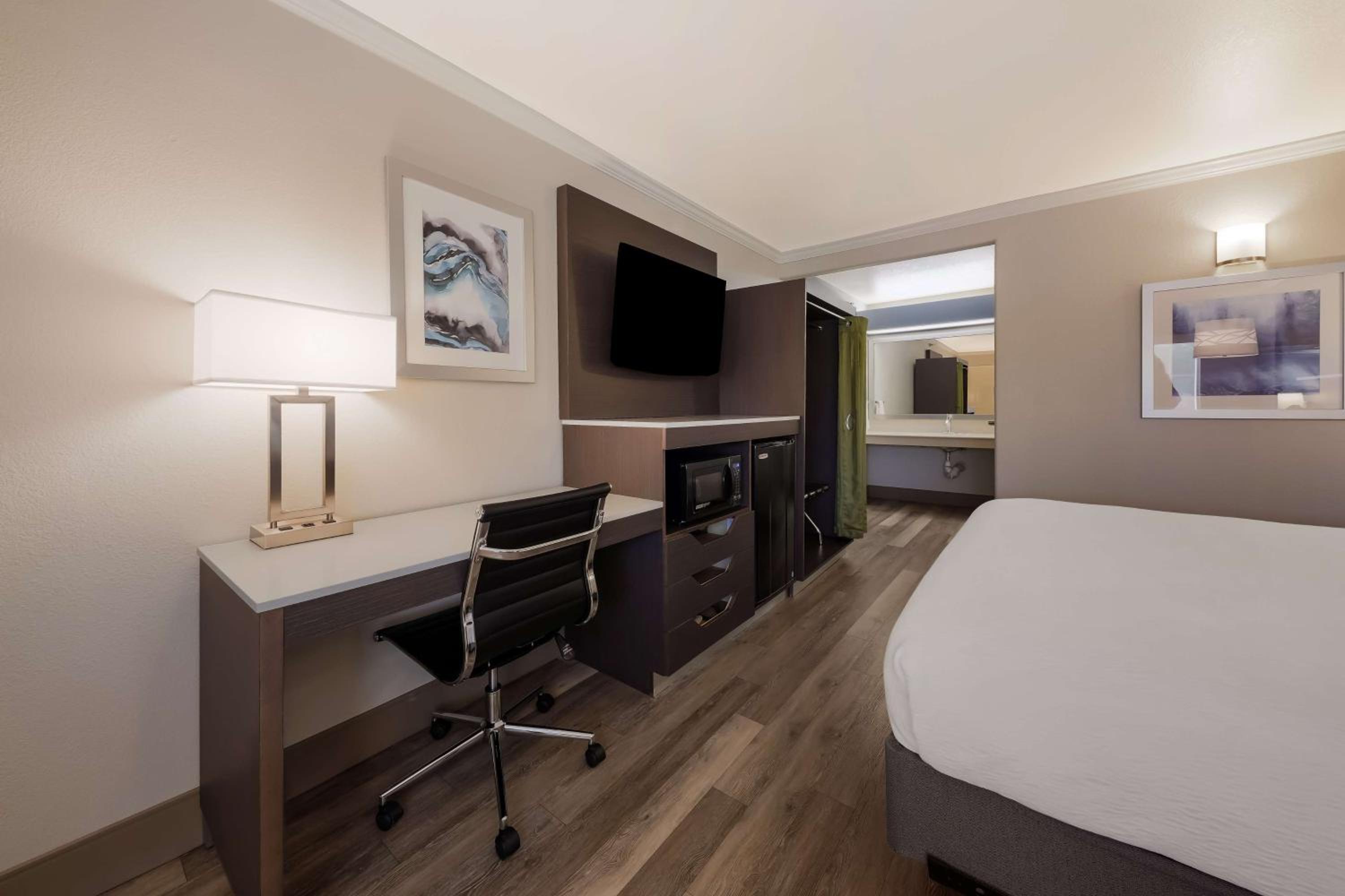 King Room with Bath Tub - Mobility Accessible/Non-Smoking photo 2