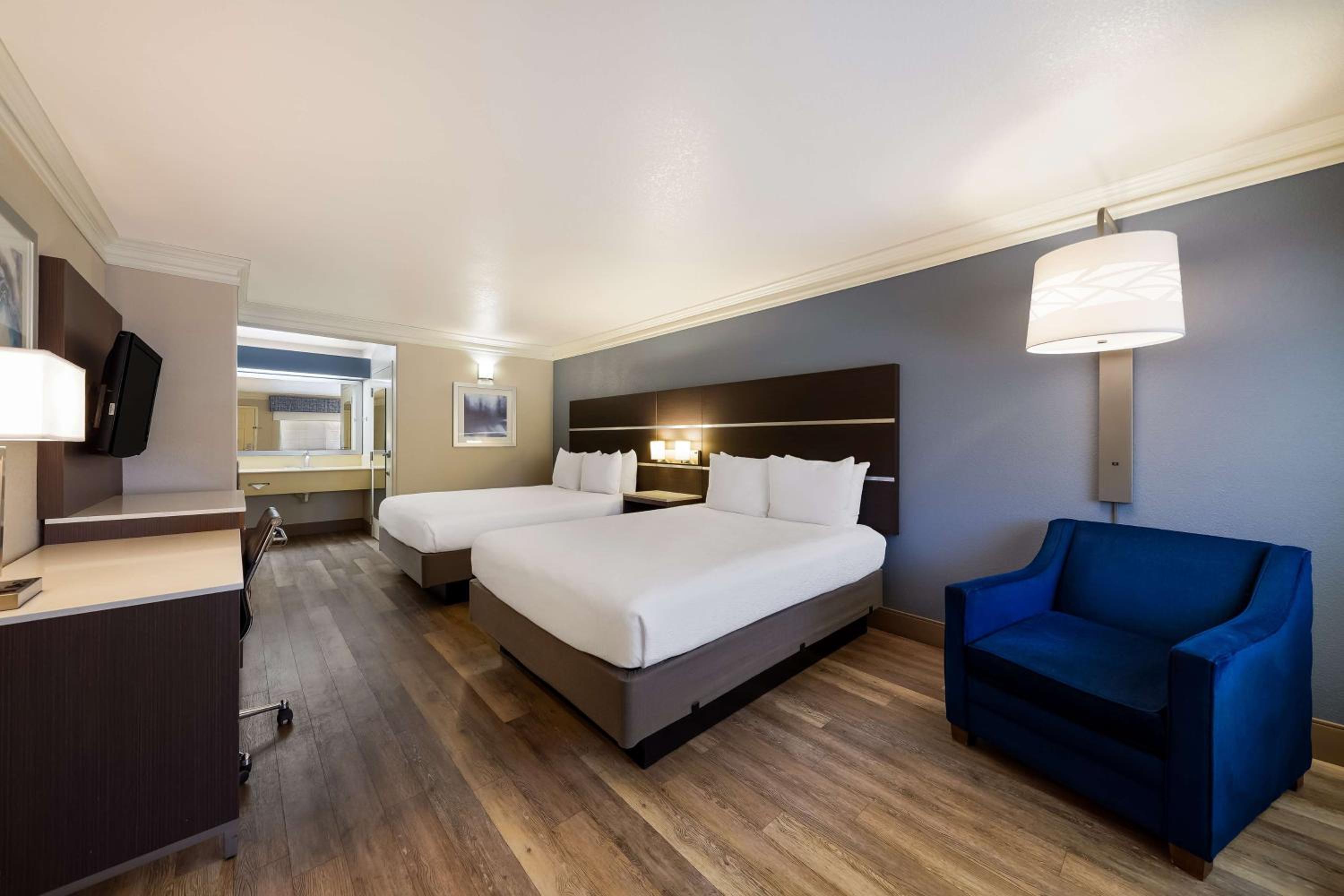 Queen Room with Two Queen Beds - Non-Smoking photo 2