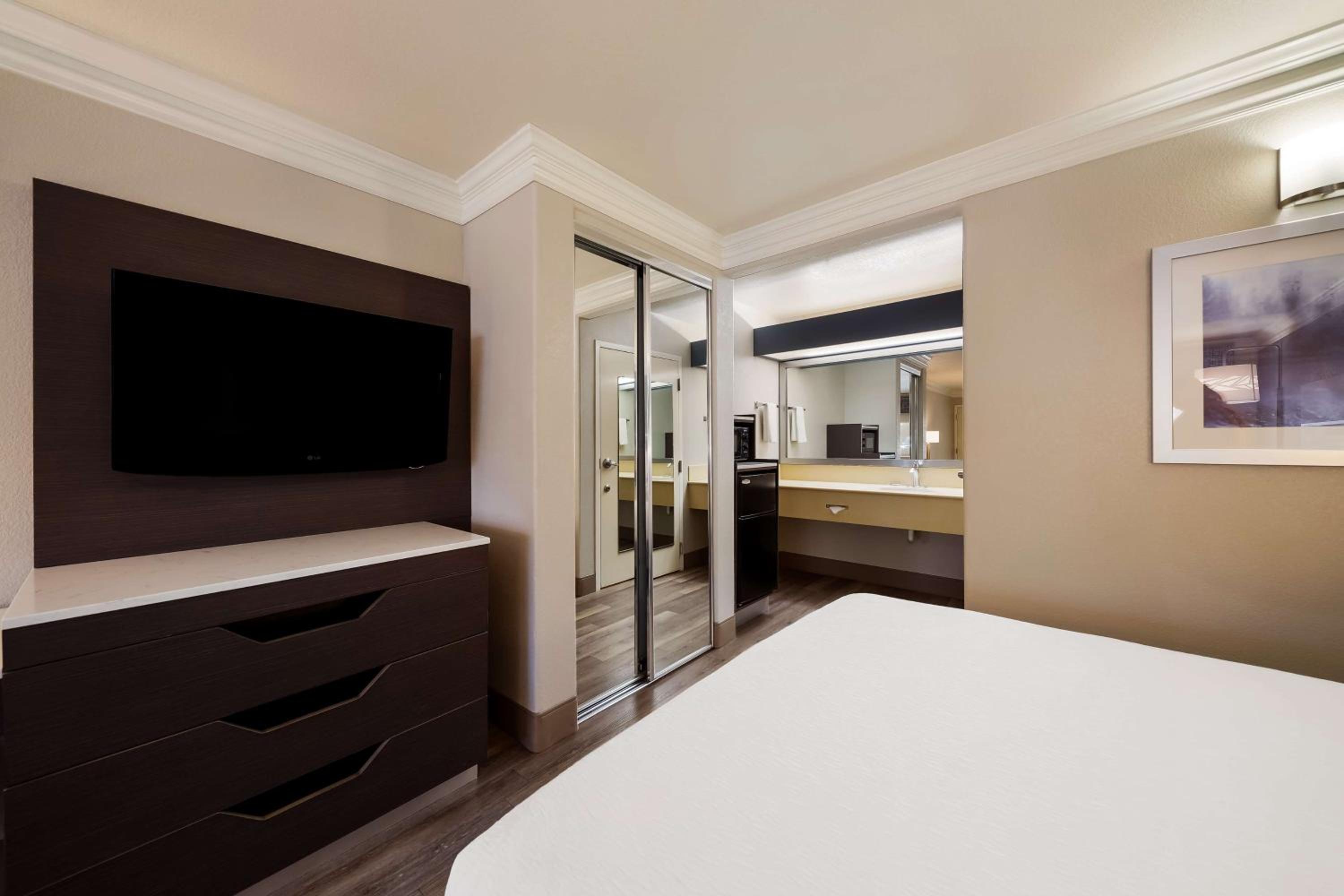 Queen Room with Two Queen Beds - Non-Smoking photo 1