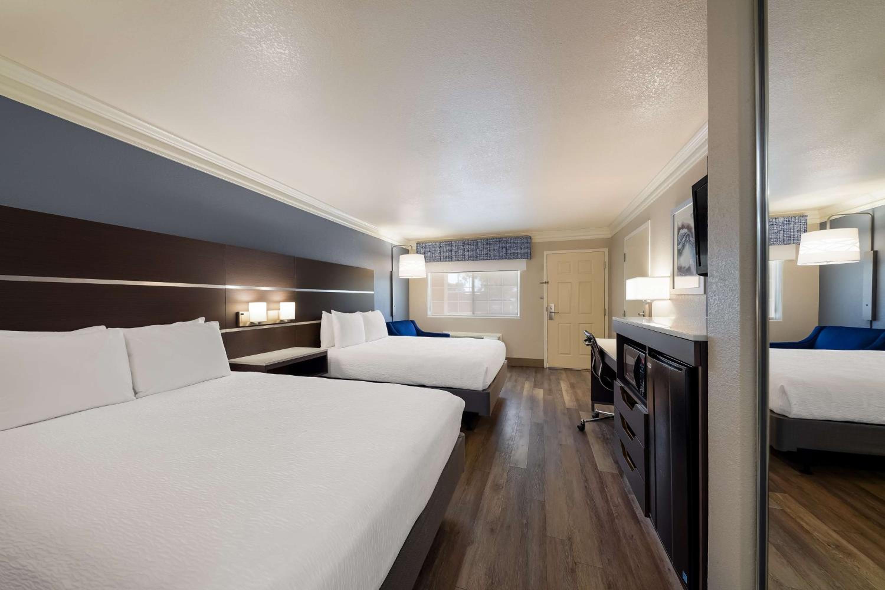 Queen Room with Two Queen Beds - Disability Access photo 2