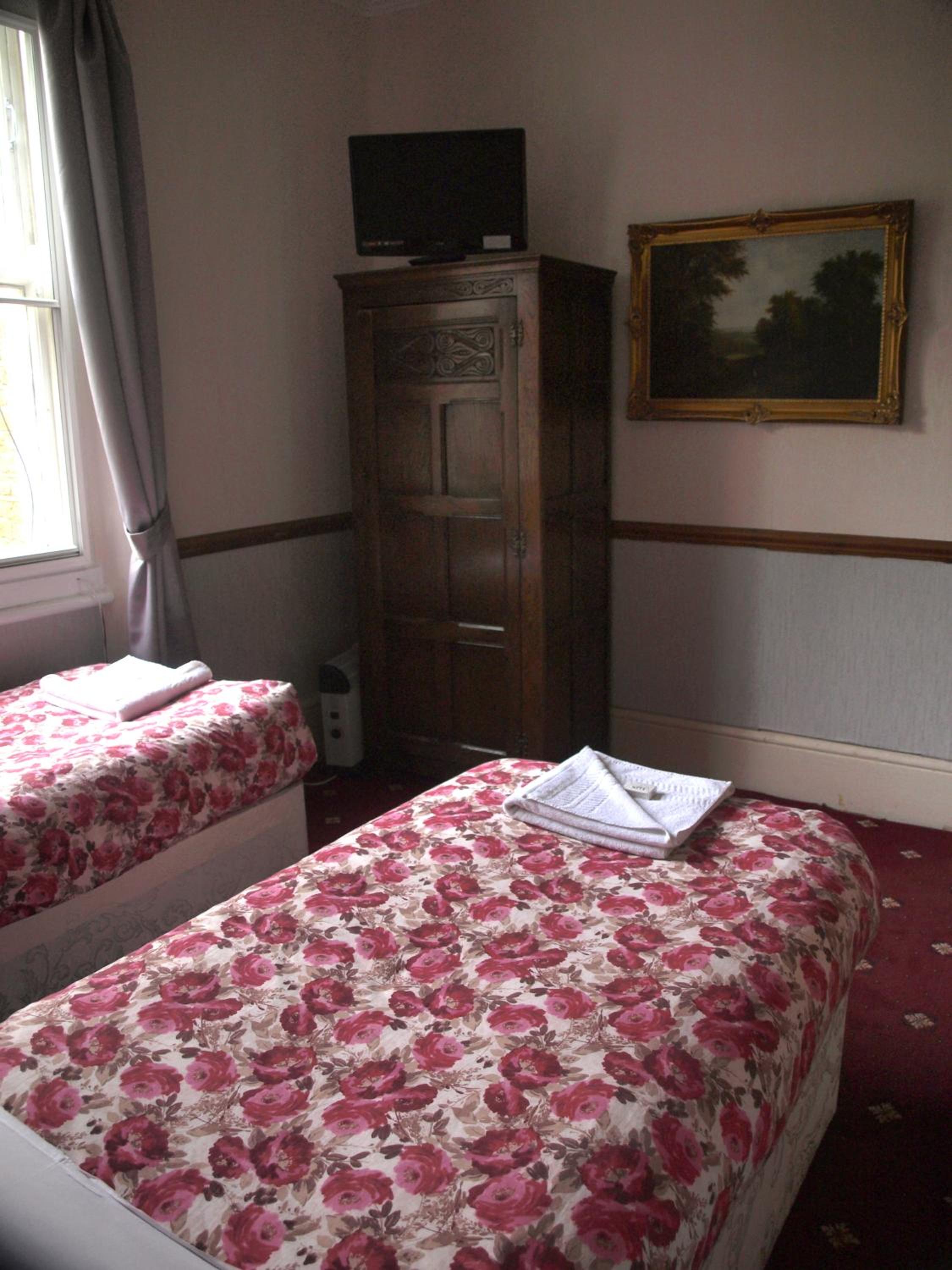 Twin Room with Shower photo 3