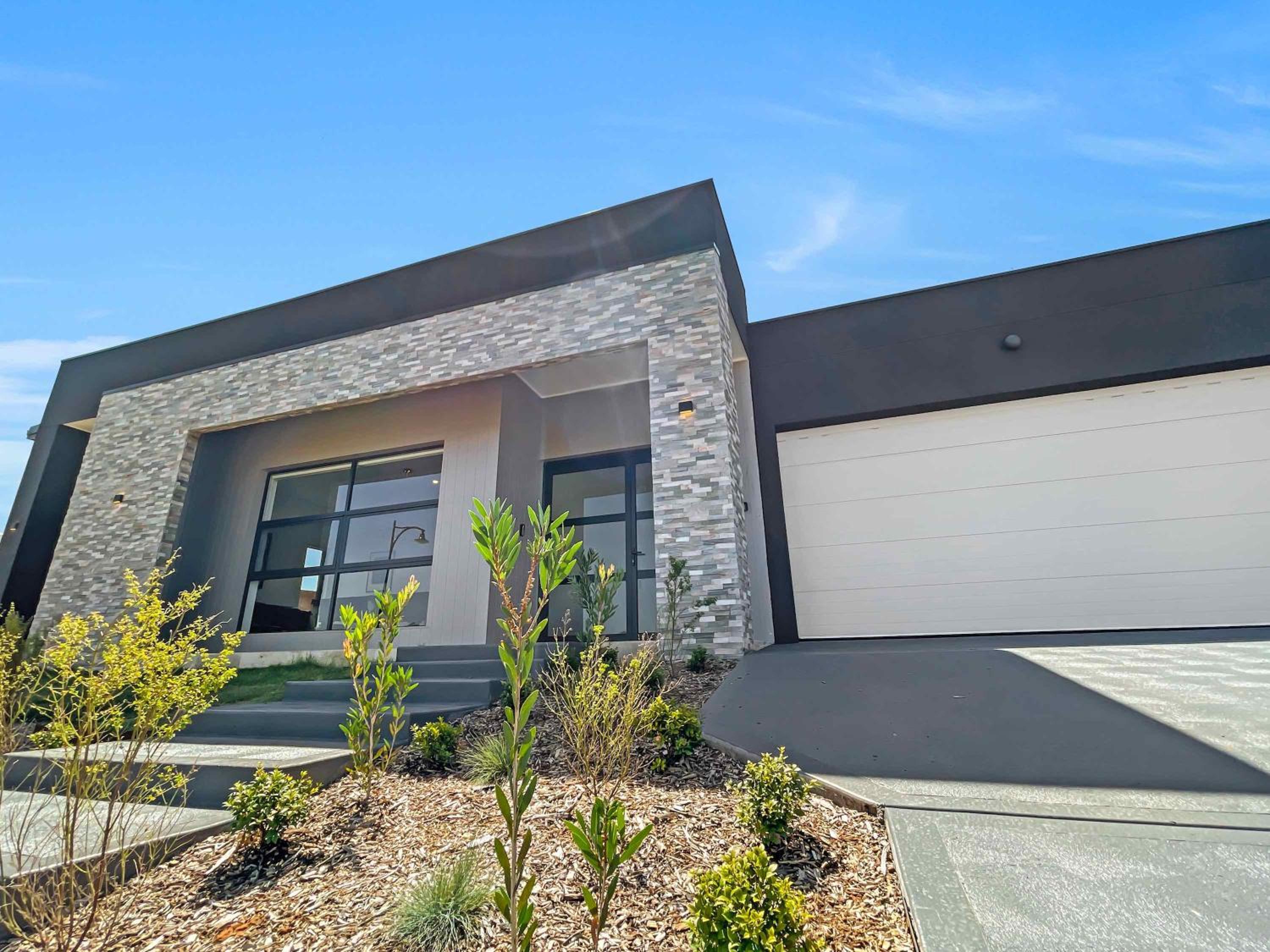 Six-Bedroom House photo 2
