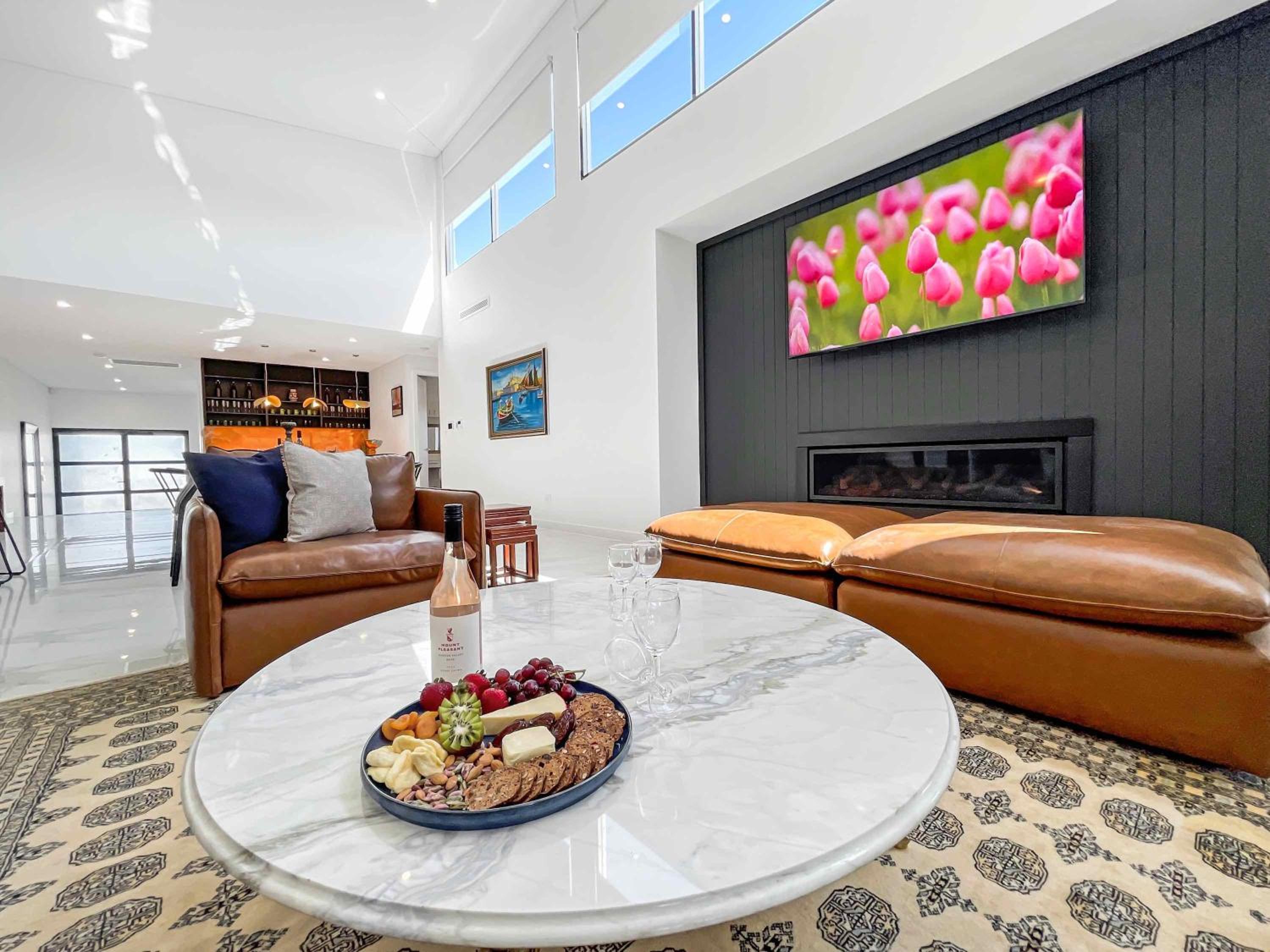 Six-Bedroom House photo 1