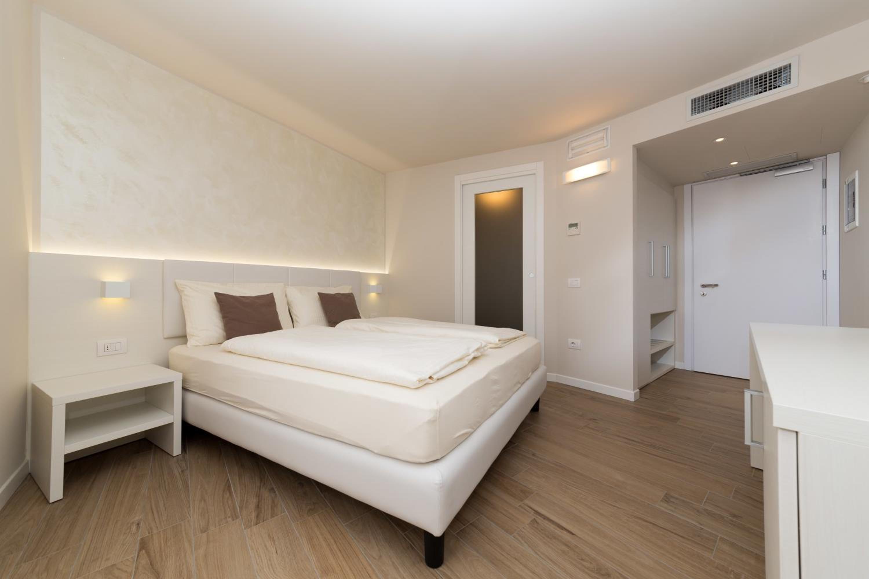 Superior Double or Twin Room - Photo 11