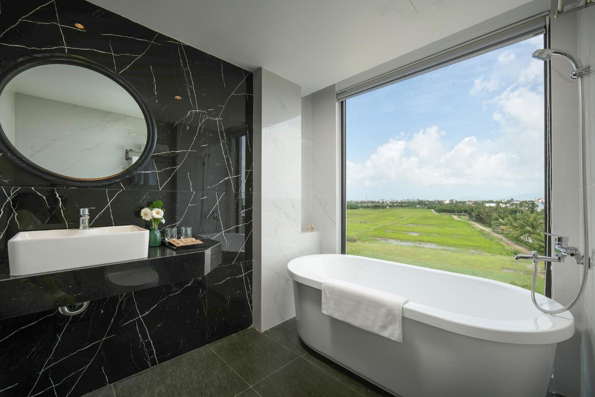 King Room with Balcony - Photo 6