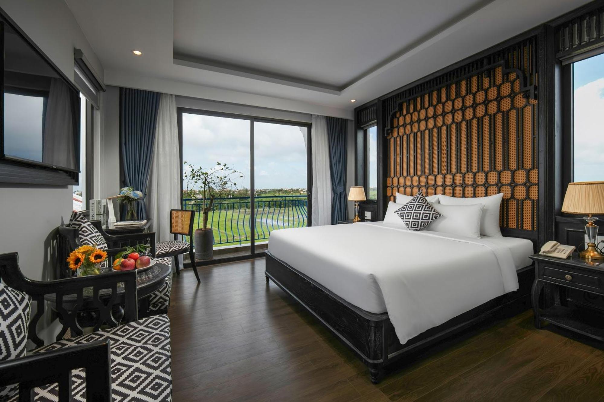 King Room with Balcony - Photo 3