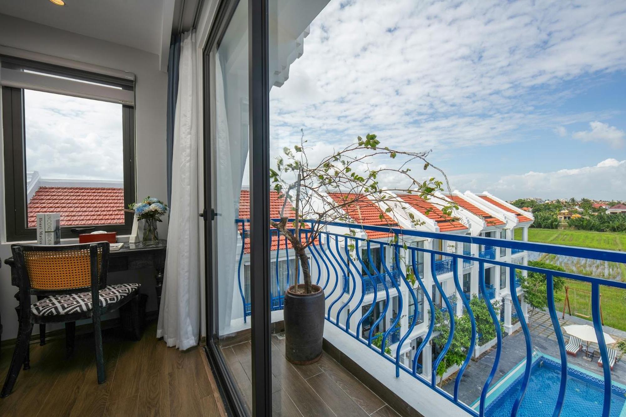 King Room with Balcony - Photo 5