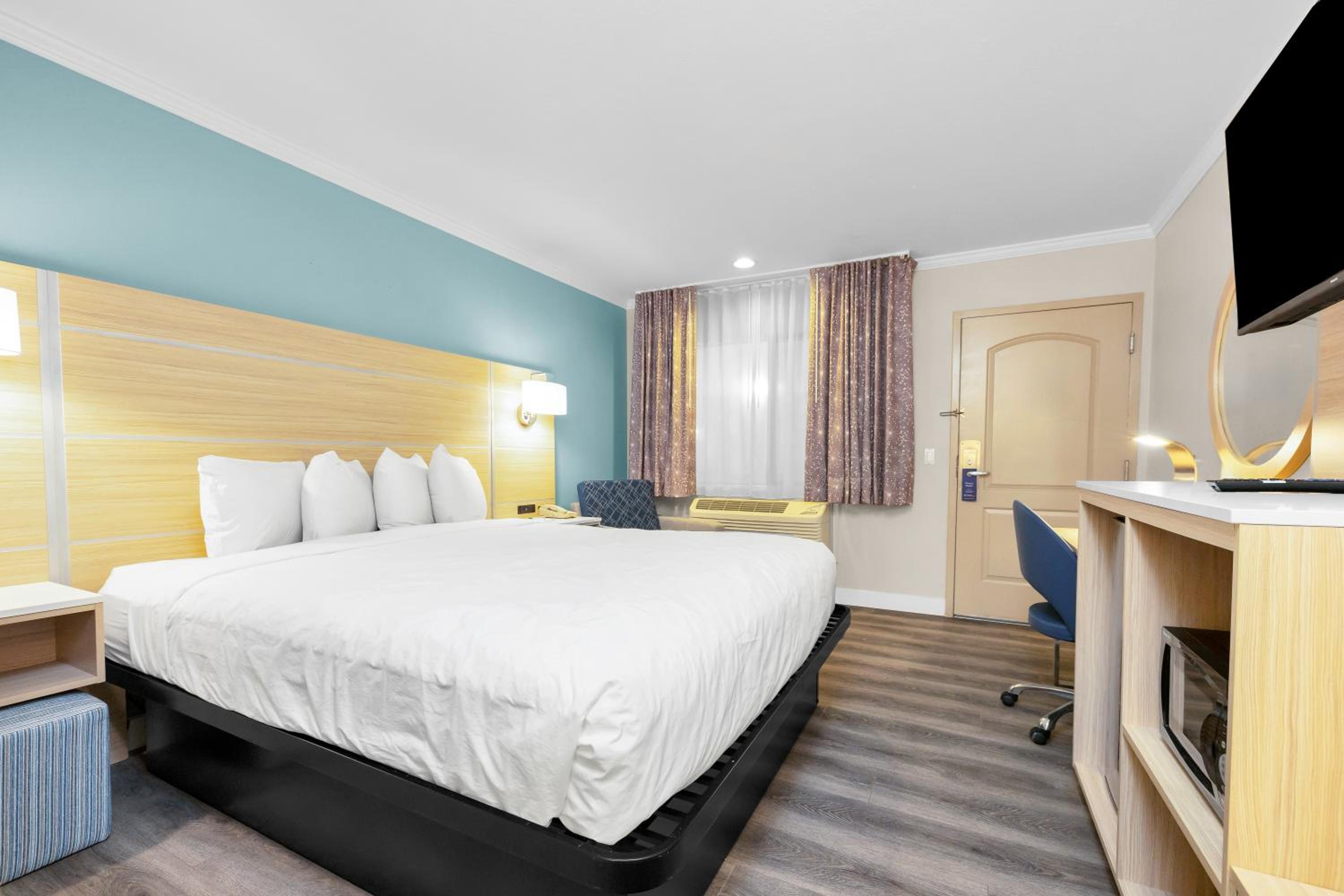 King Room - Non-Smoking - Photo 2