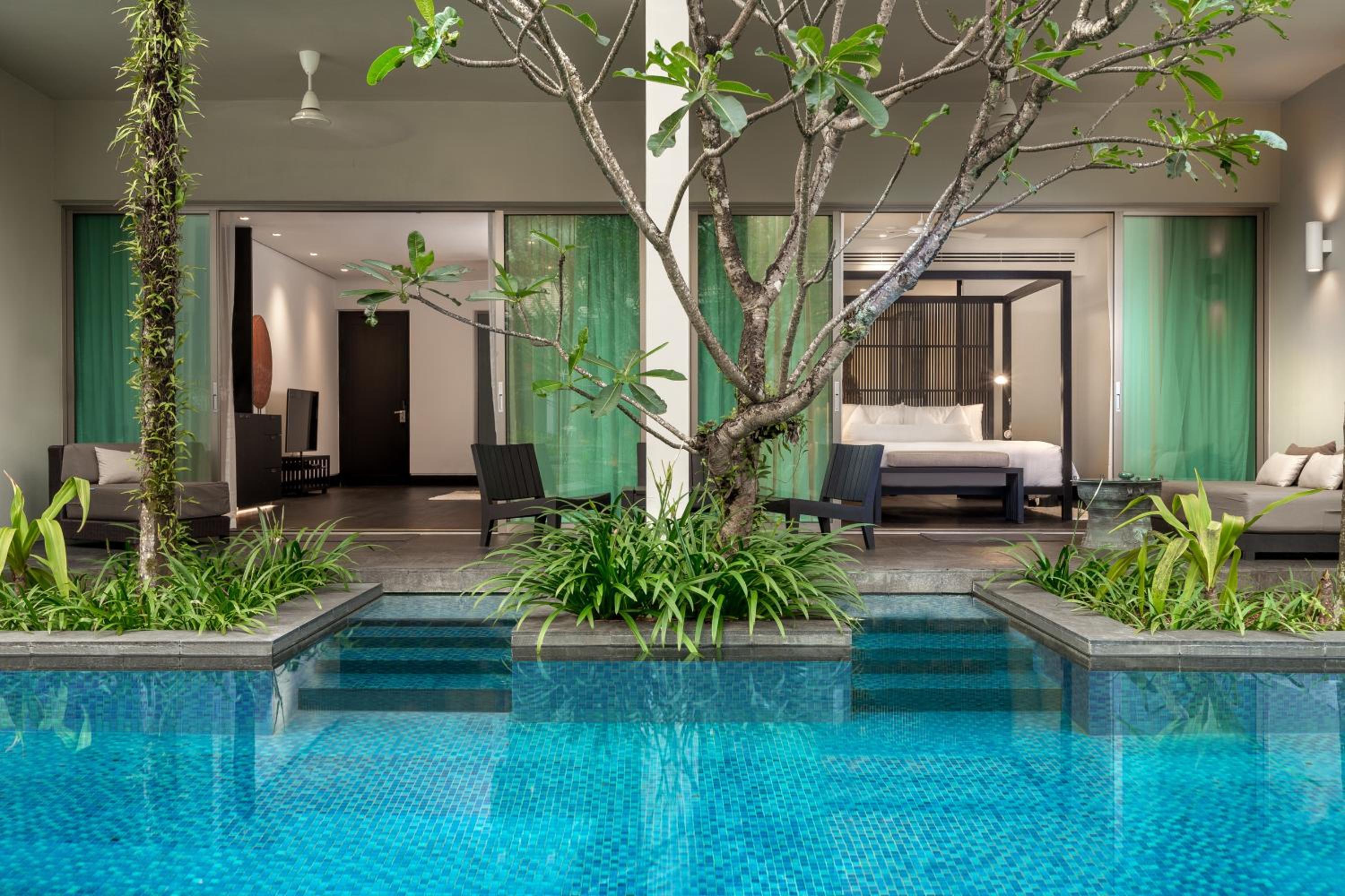 Junior Suite with Pool View - Photo 4