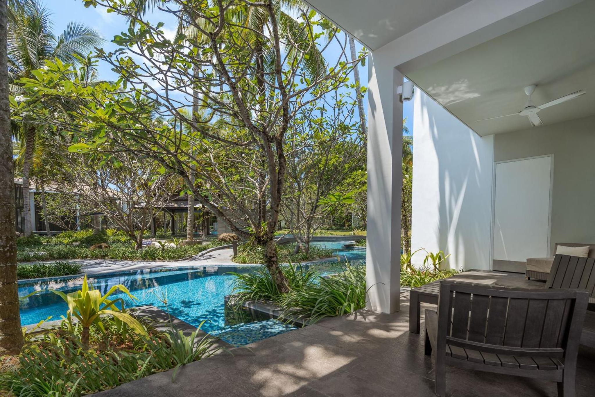 Junior Suite with Pool View - Photo 5