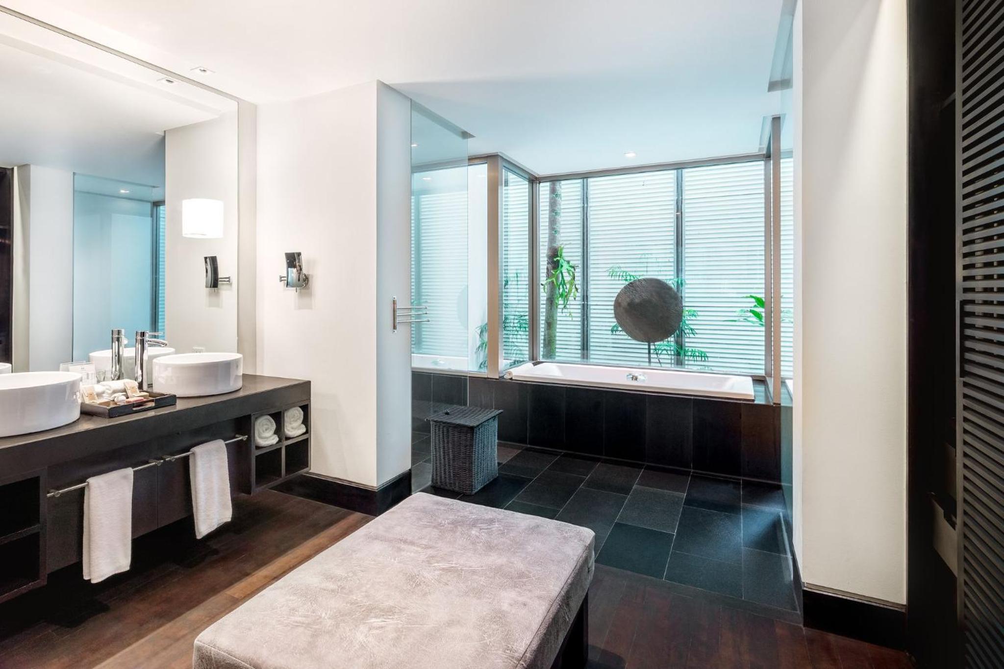 Junior Suite with Pool View - Photo 2