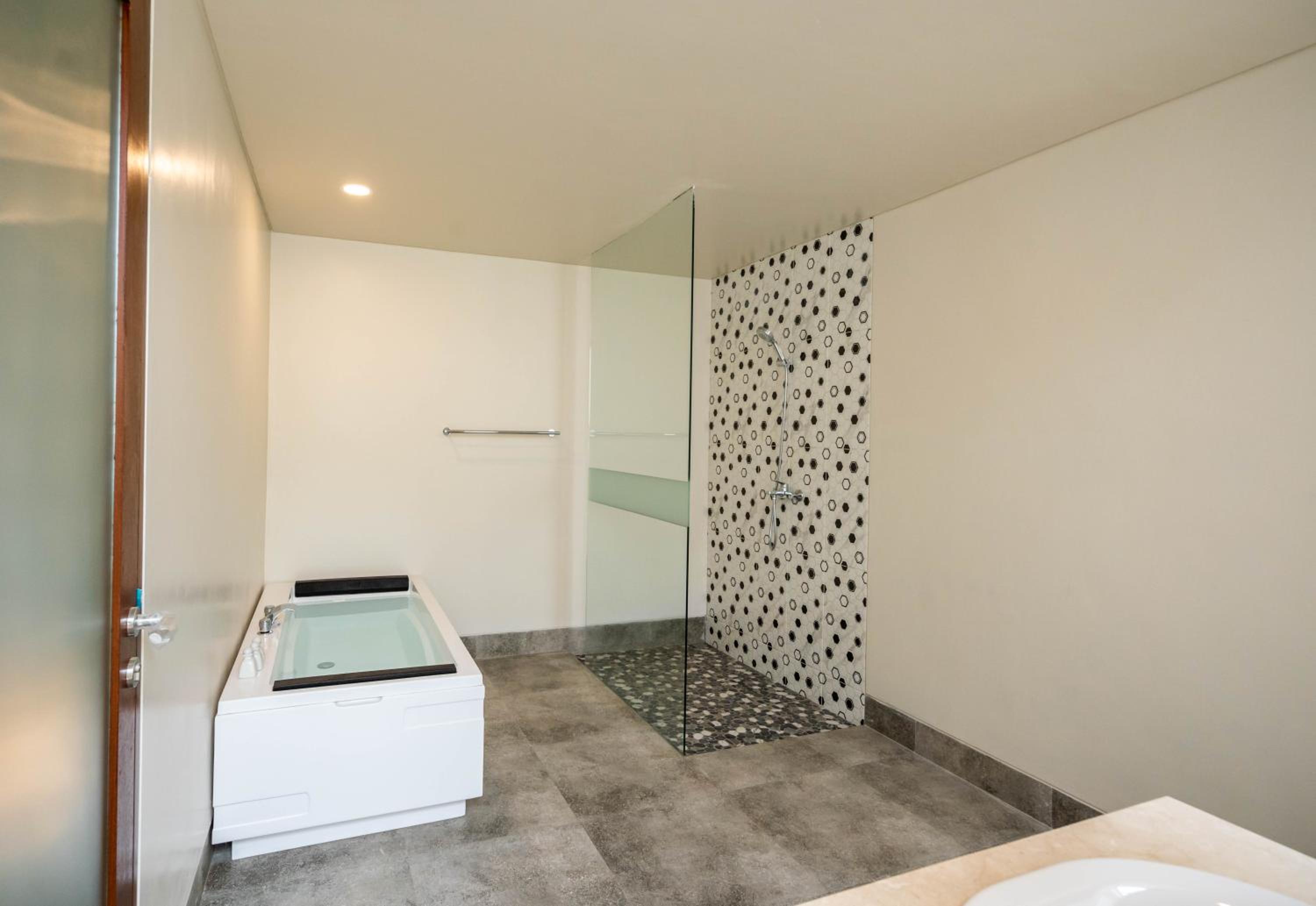 Two Bedroom Luxury Villa with Private Jacuzzi - Photo 6