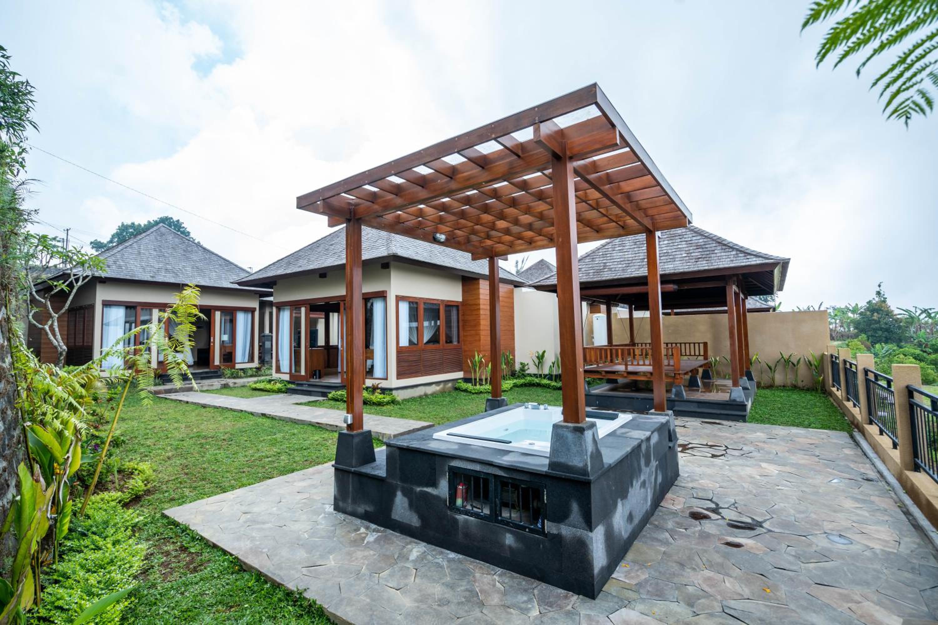Two Bedroom Luxury Villa with Private Jacuzzi - Photo 2