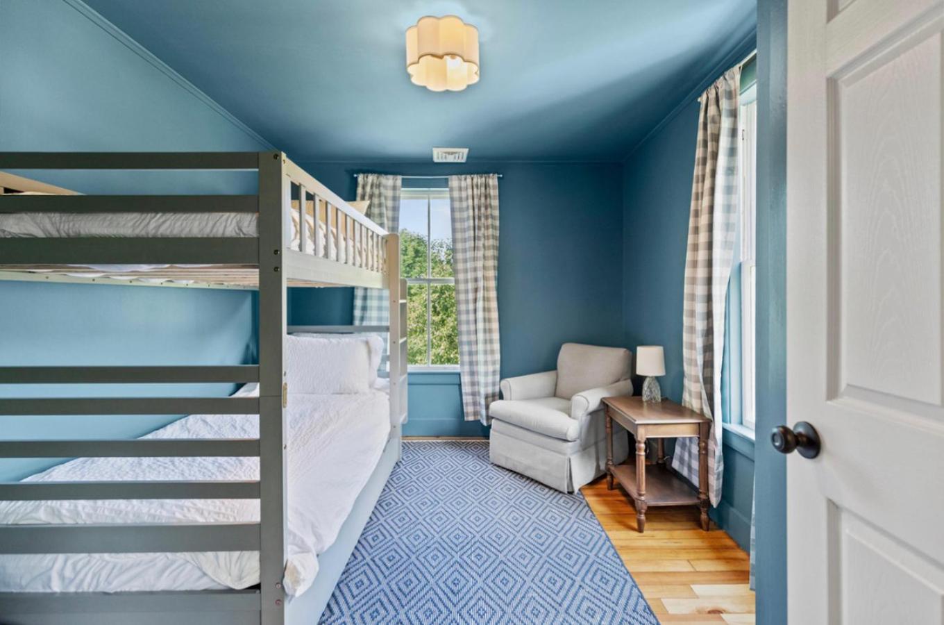 Five-Bedroom House photo 1