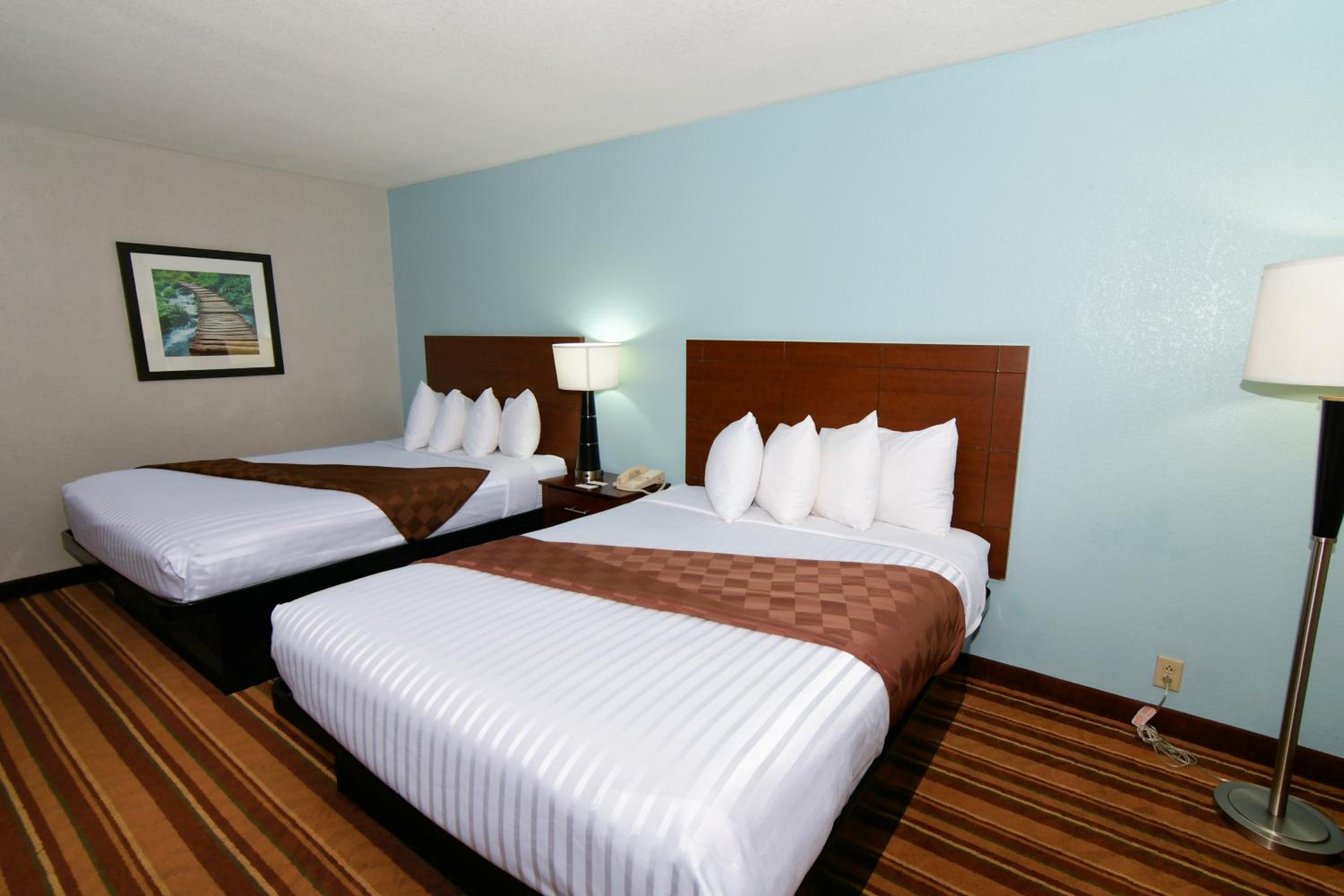 Queen Room with Two Queen Beds - Non-Smoking photo 2