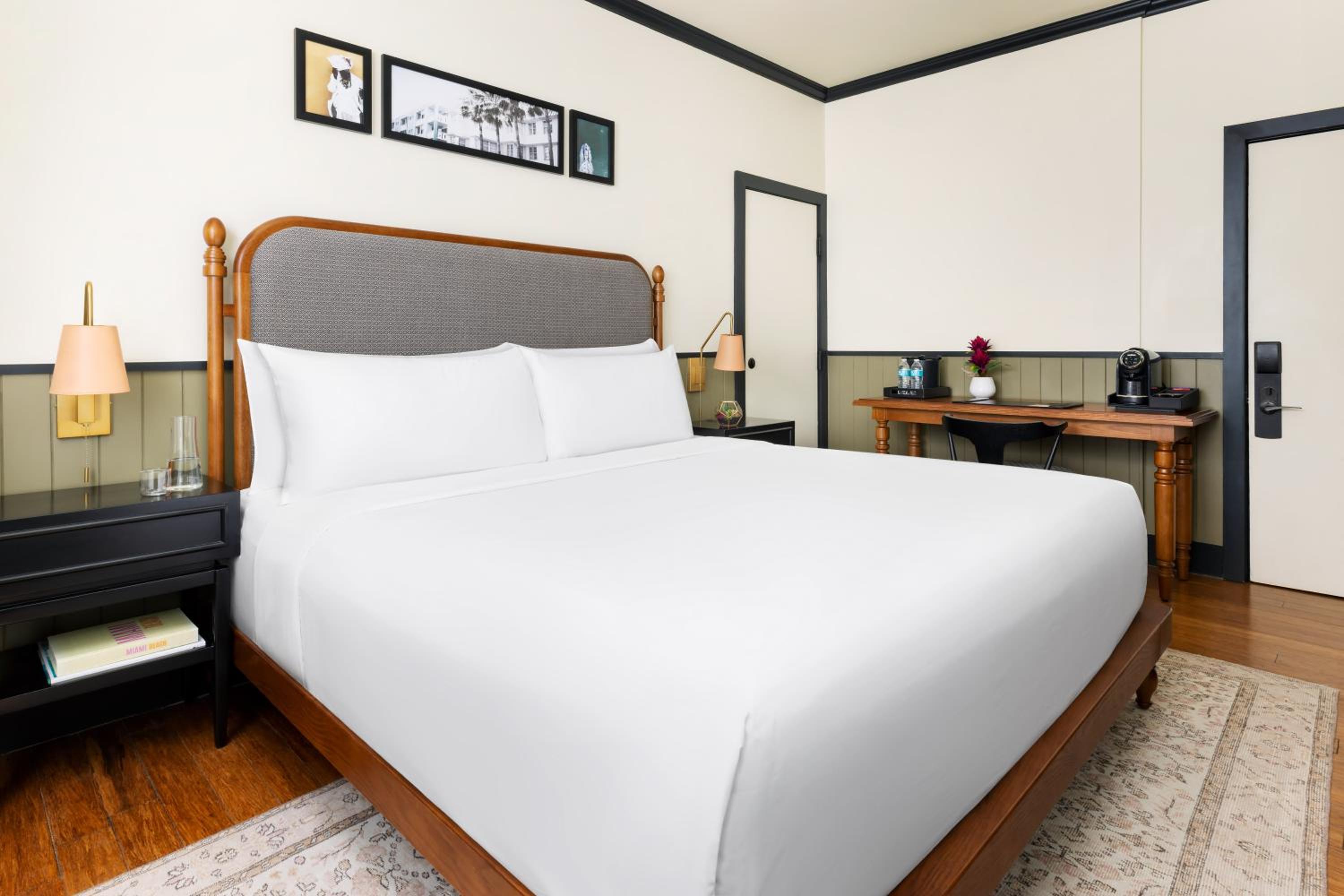 Classic King Room - 1 King Bed thumbnail 5