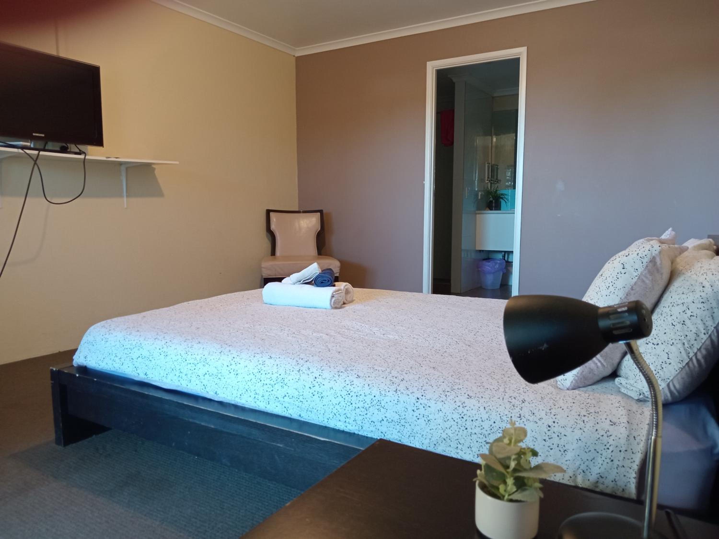 Queen Room photo 1