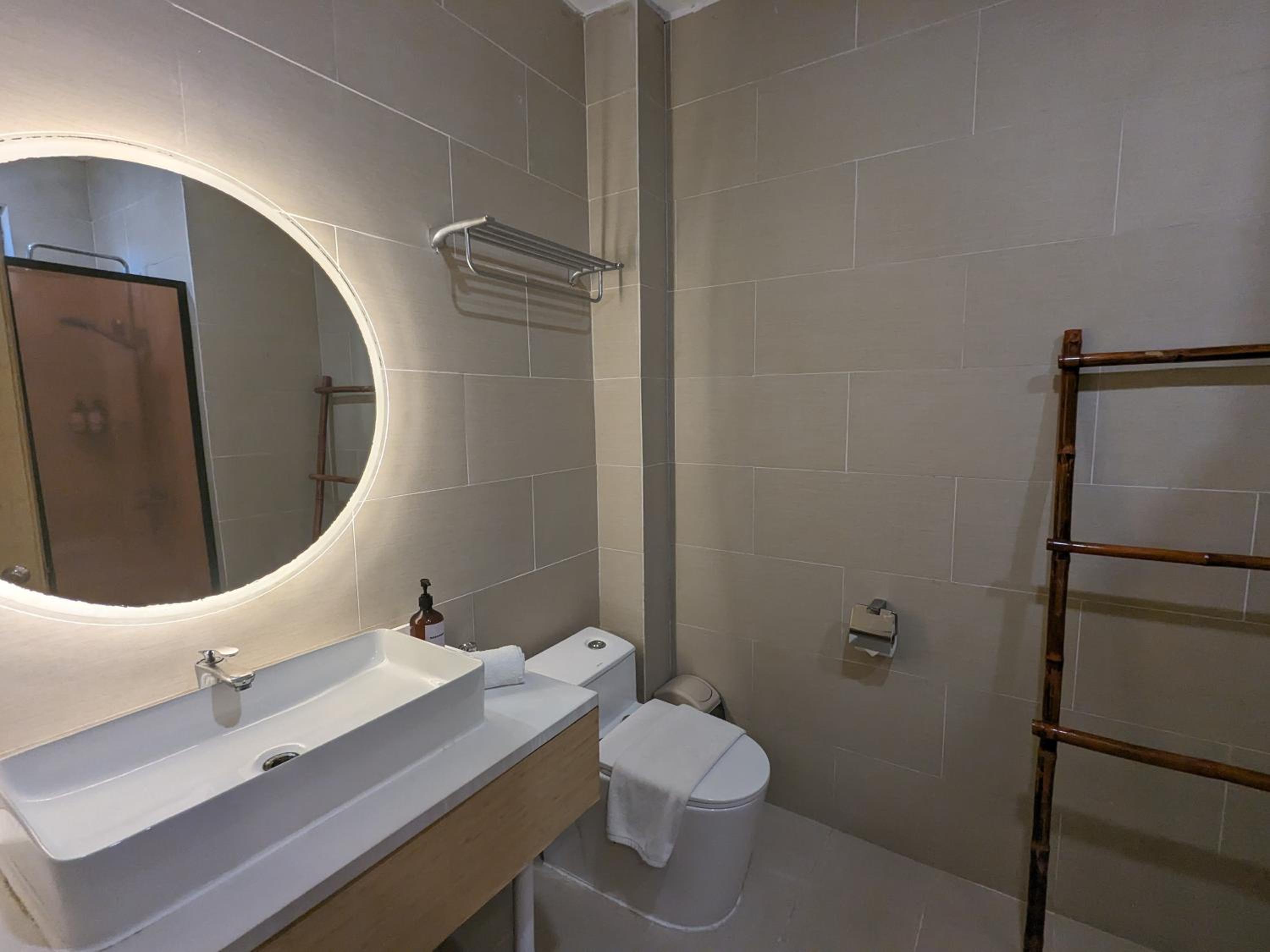 Deluxe King Room - Photo 6