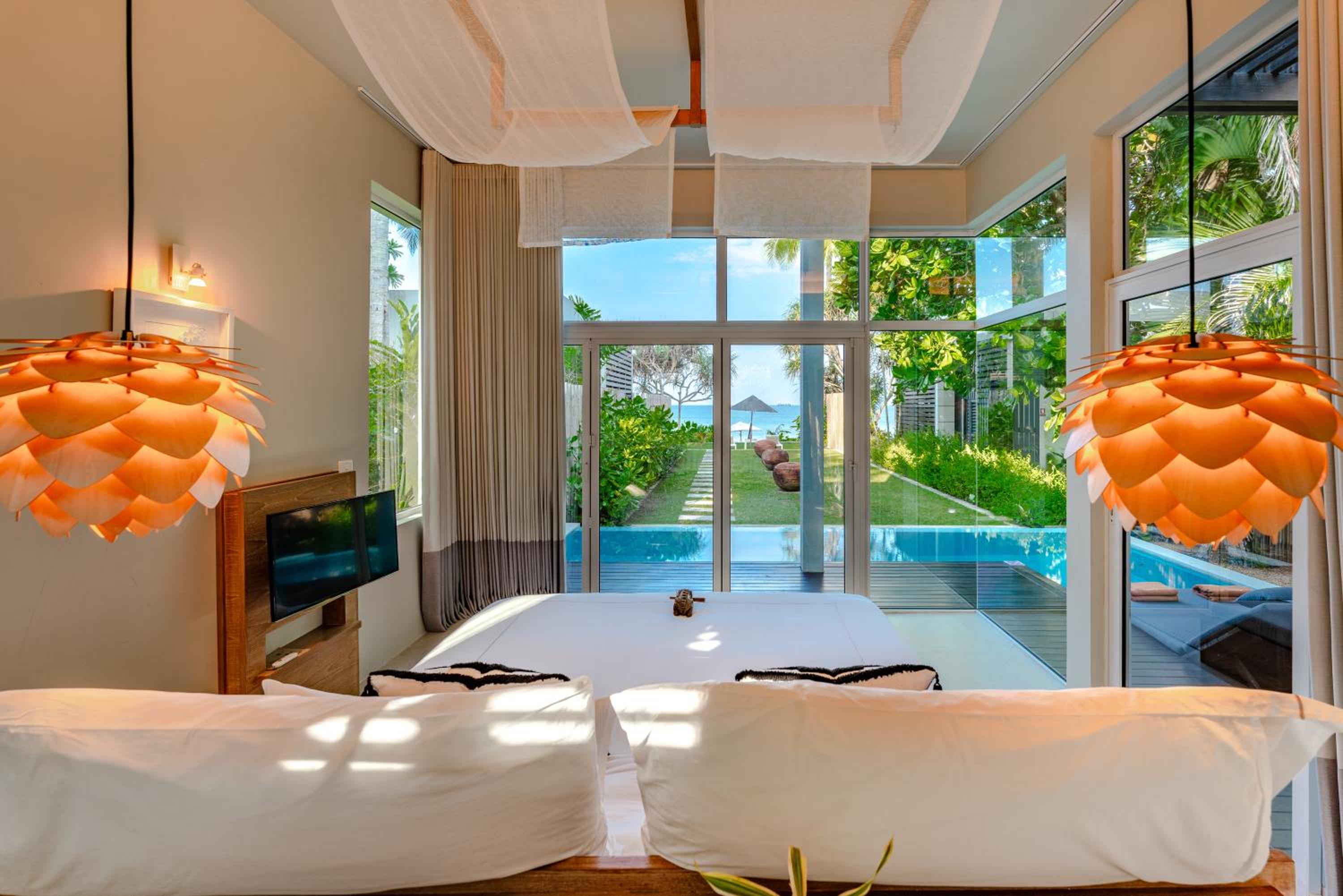 Beachfront Pool Suite photo 2