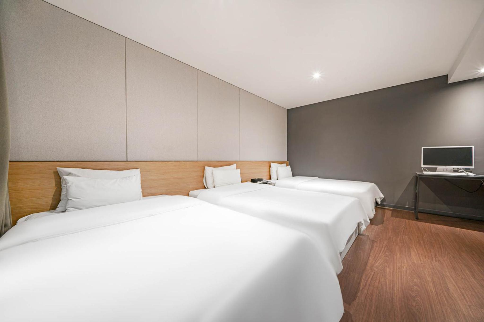 Deluxe Triple Room - Photo 9