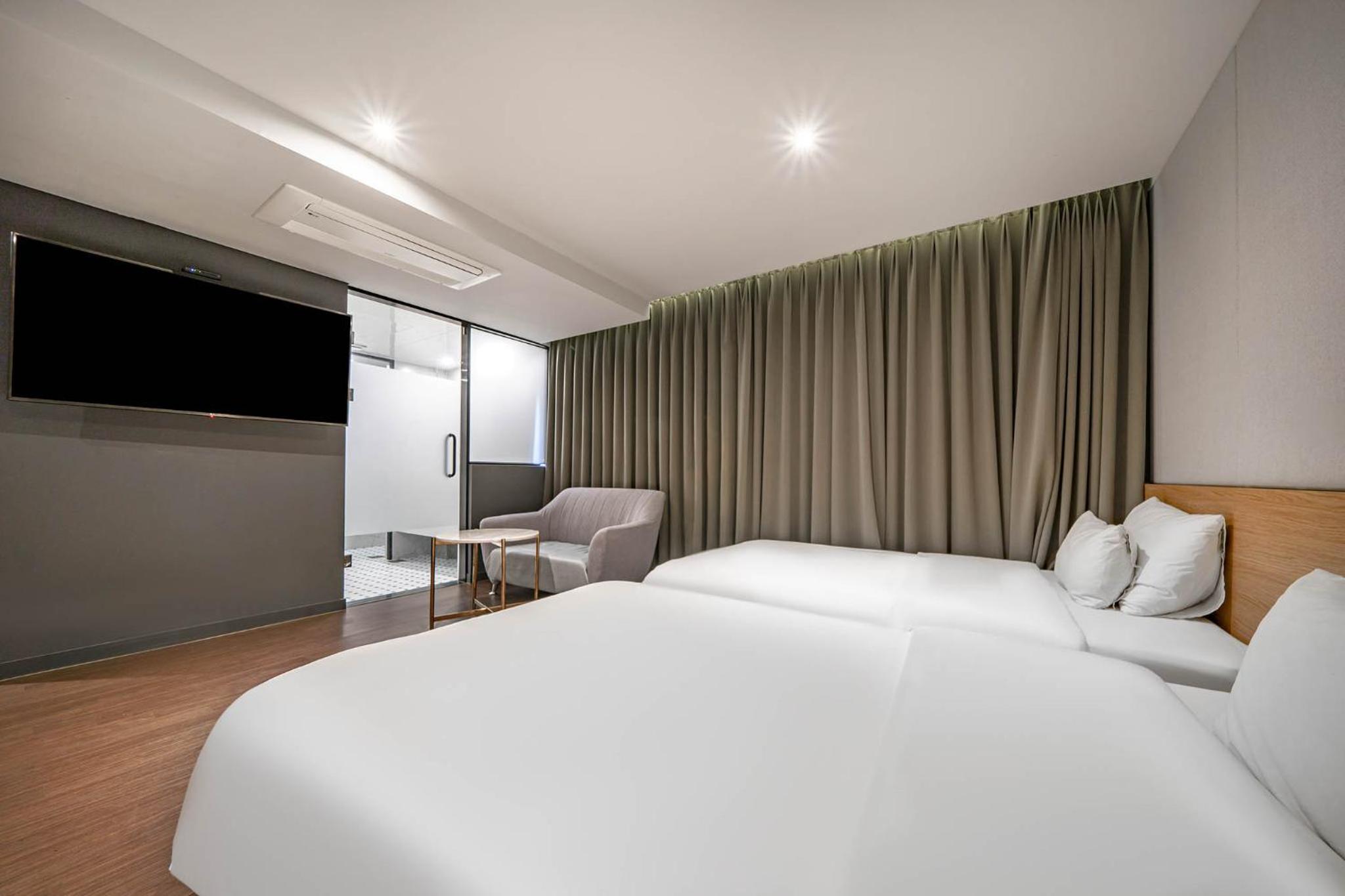 Deluxe Triple Room - Photo 8