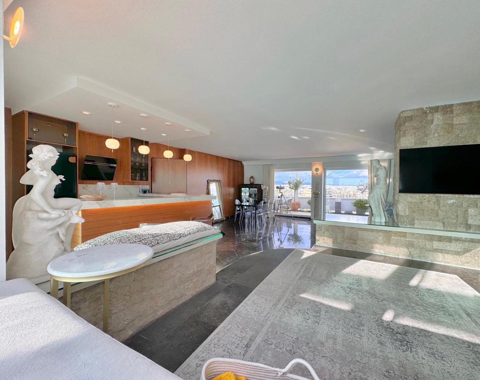 Penthouse Suite with private Infinity Jacuzzi photo 2