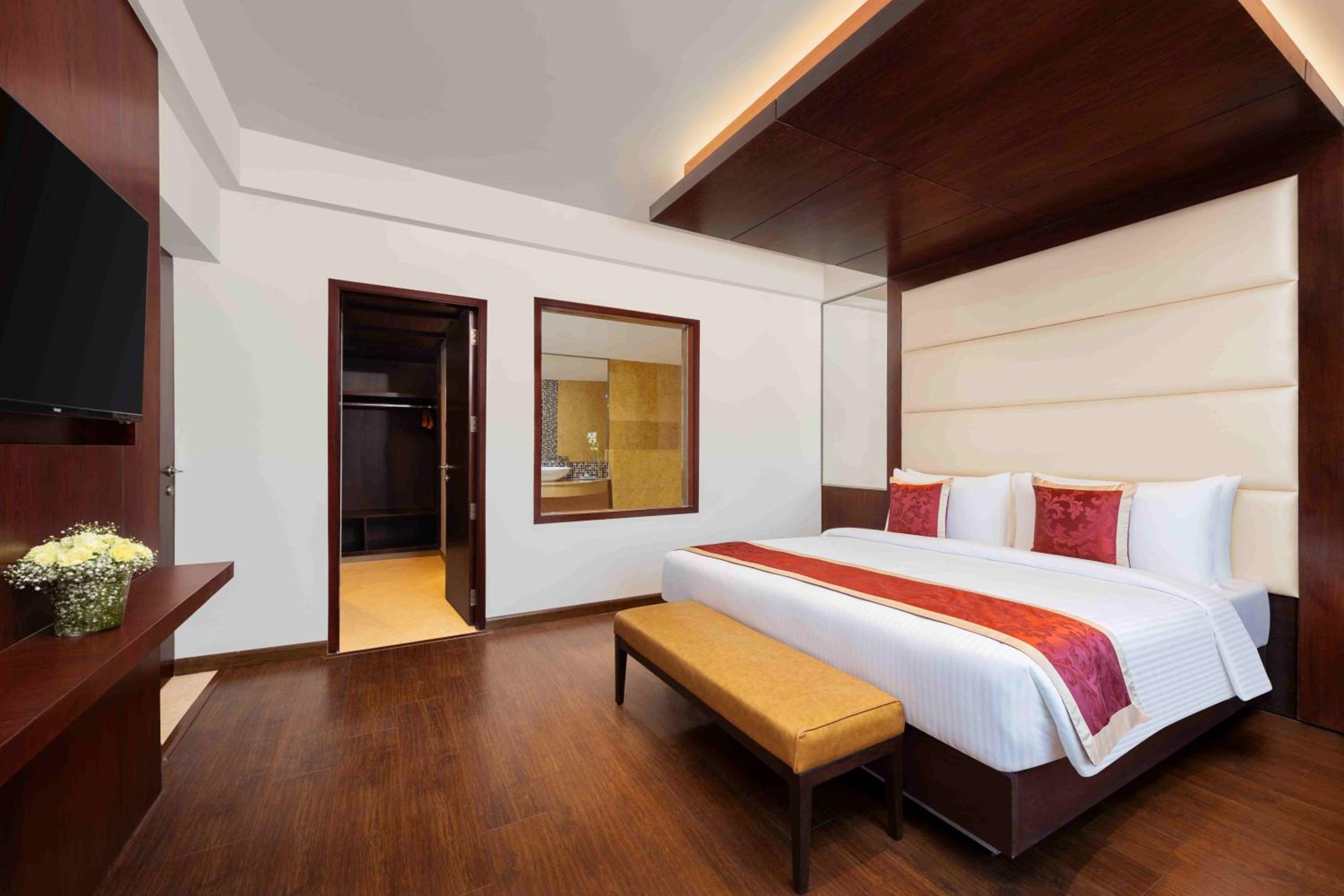 Executive Suite - Photo 1