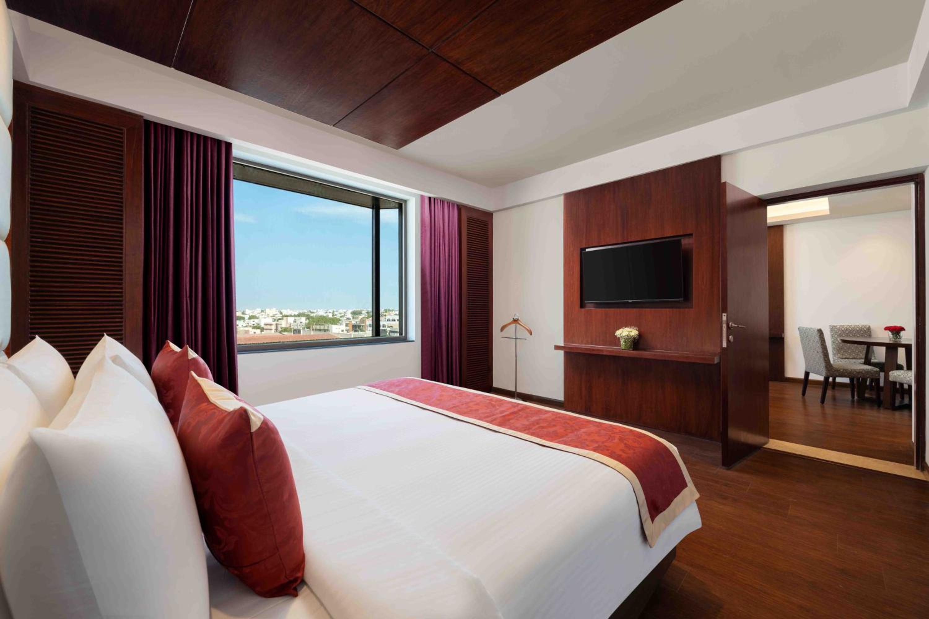 Executive Suite - Photo 3