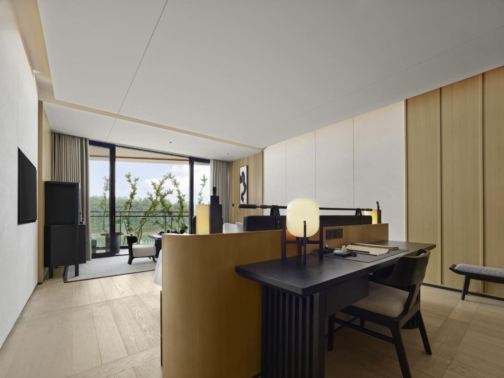 Deluxe King Suite photo 3