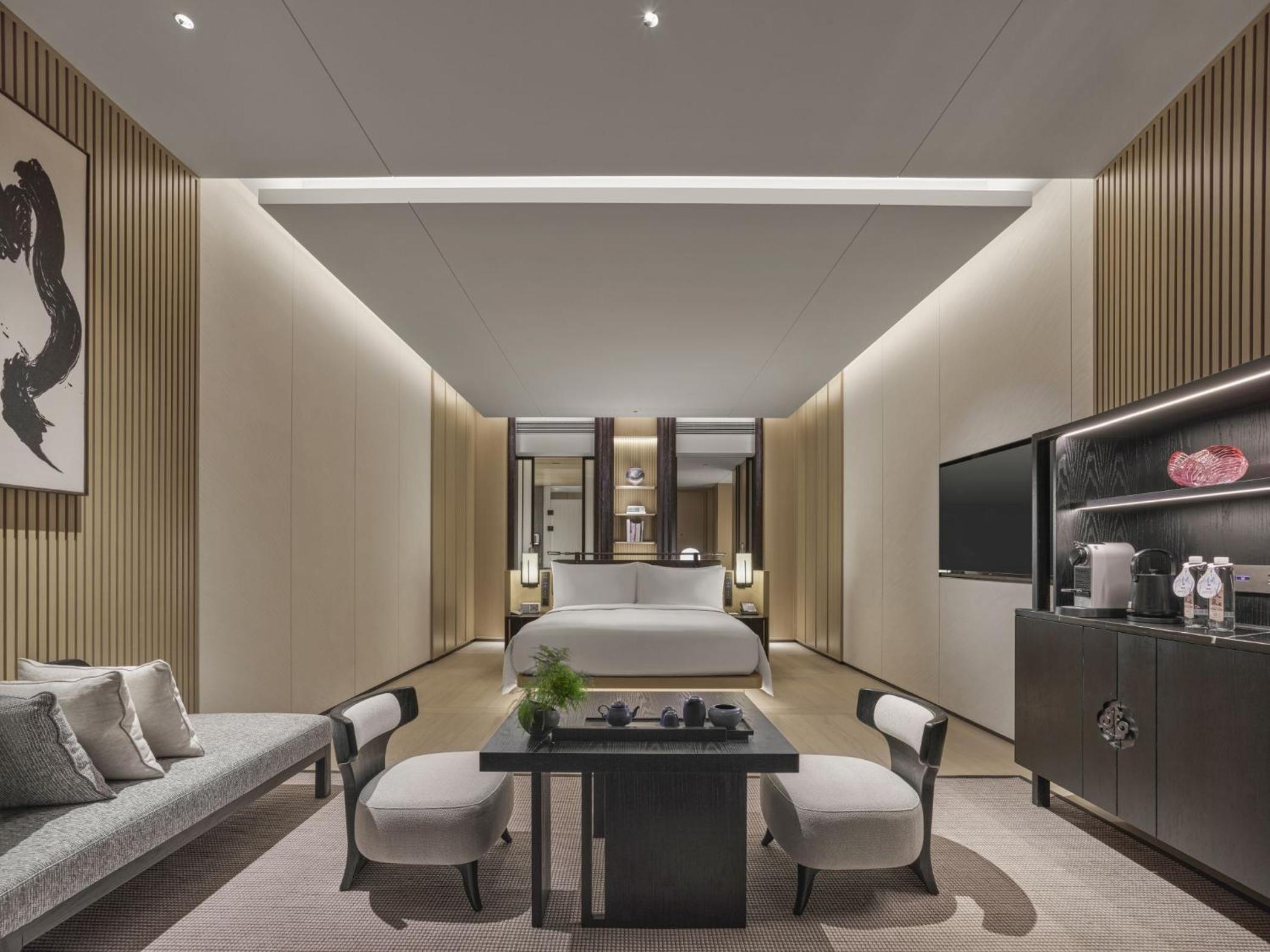 Deluxe King Suite photo 2