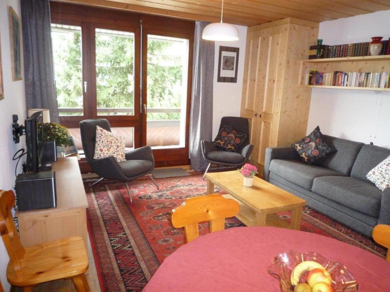 One-Bedroom Apartment with Balcony and Mountain View   photo 1